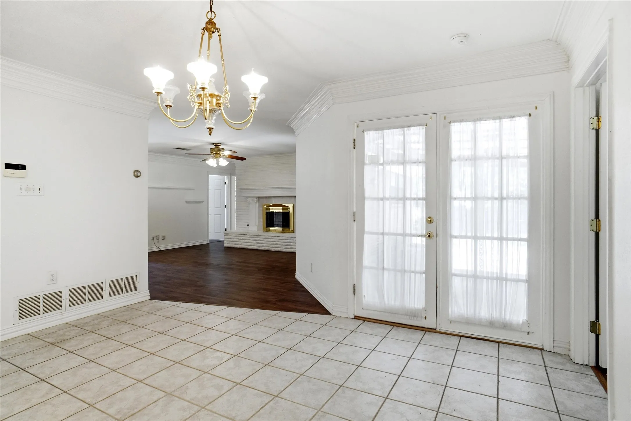 Single Family Residence For Rent in Tarrant County , 1812 Kynette Drive, Euless, Texas 76040, 3 Bedroom, 2 Bathroom, 2 Garage spaces, 1,609 Sqft, built in 1964, mls#21354510, Real Estate Agent in Euless, Homes For Rent in Tarrant county, Homes For Rent in Euless, Realtor in Euless Texas, Real Estate Brokerage Independent Realty Texas, Luminita Cordes Realtor