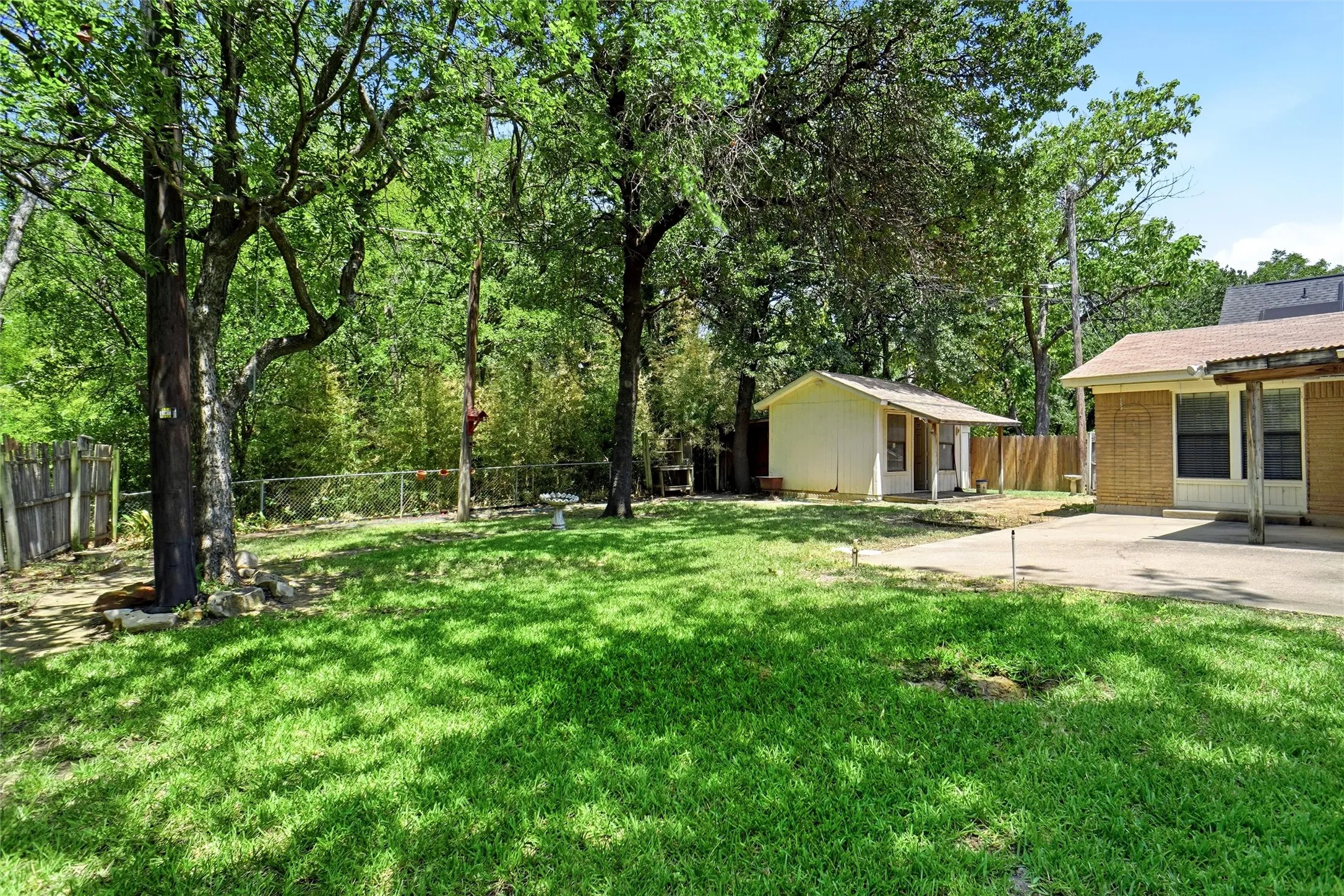 Single Family Residence For Rent in Tarrant County , 1812 Kynette Drive, Euless, Texas 76040, 3 Bedroom, 2 Bathroom, 2 Garage spaces, 1,609 Sqft, built in 1964, mls#21354510, Real Estate Agent in Euless, Homes For Rent in Tarrant county, Homes For Rent in Euless, Realtor in Euless Texas, Real Estate Brokerage Independent Realty Texas, Luminita Cordes Realtor