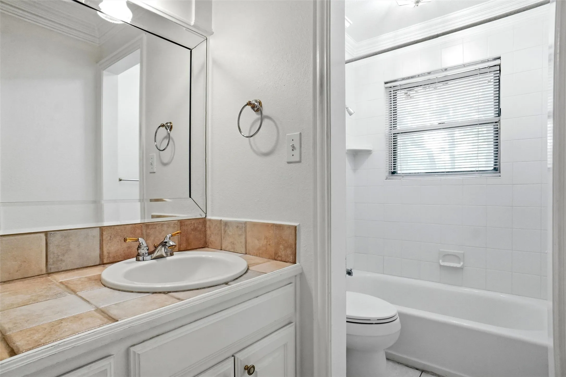 Single Family Residence For Rent in Tarrant County , 1812 Kynette Drive, Euless, Texas 76040, 3 Bedroom, 2 Bathroom, 2 Garage spaces, 1,609 Sqft, built in 1964, mls#21354510, Real Estate Agent in Euless, Homes For Rent in Tarrant county, Homes For Rent in Euless, Realtor in Euless Texas, Real Estate Brokerage Independent Realty Texas, Luminita Cordes Realtor