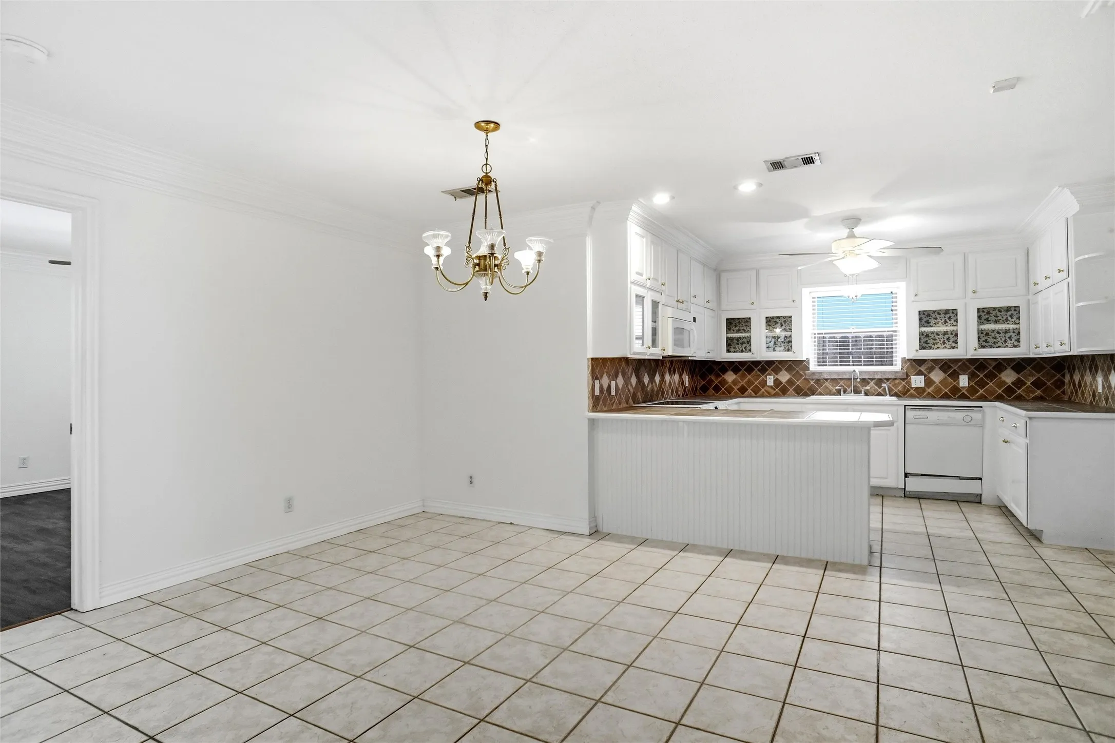 Single Family Residence For Rent in Tarrant County , 1812 Kynette Drive, Euless, Texas 76040, 3 Bedroom, 2 Bathroom, 2 Garage spaces, 1,609 Sqft, built in 1964, mls#21354510, Real Estate Agent in Euless, Homes For Rent in Tarrant county, Homes For Rent in Euless, Realtor in Euless Texas, Real Estate Brokerage Independent Realty Texas, Luminita Cordes Realtor