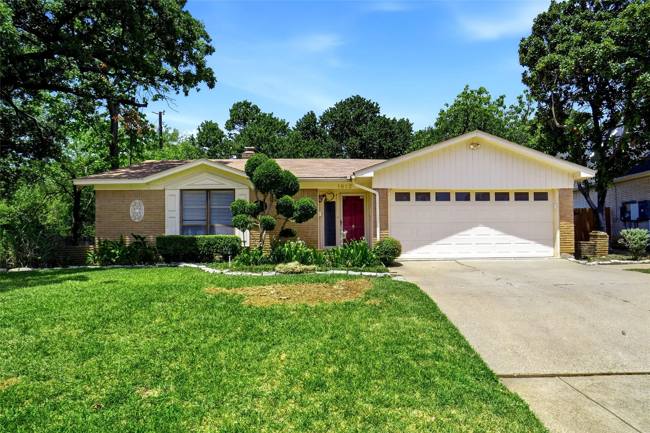 Single Family Residence For Rent in Tarrant County , 1812 Kynette Drive, Euless, Texas 76040, 3 Bedroom, 2 Bathroom, 2 Garage spaces, 1,609 Sqft, built in 1964, mls#21354510, Real Estate Agent in Euless, Homes For Rent in Tarrant county, Homes For Rent in Euless, Realtor in Euless Texas, Real Estate Brokerage Independent Realty Texas, Luminita Cordes Realtor