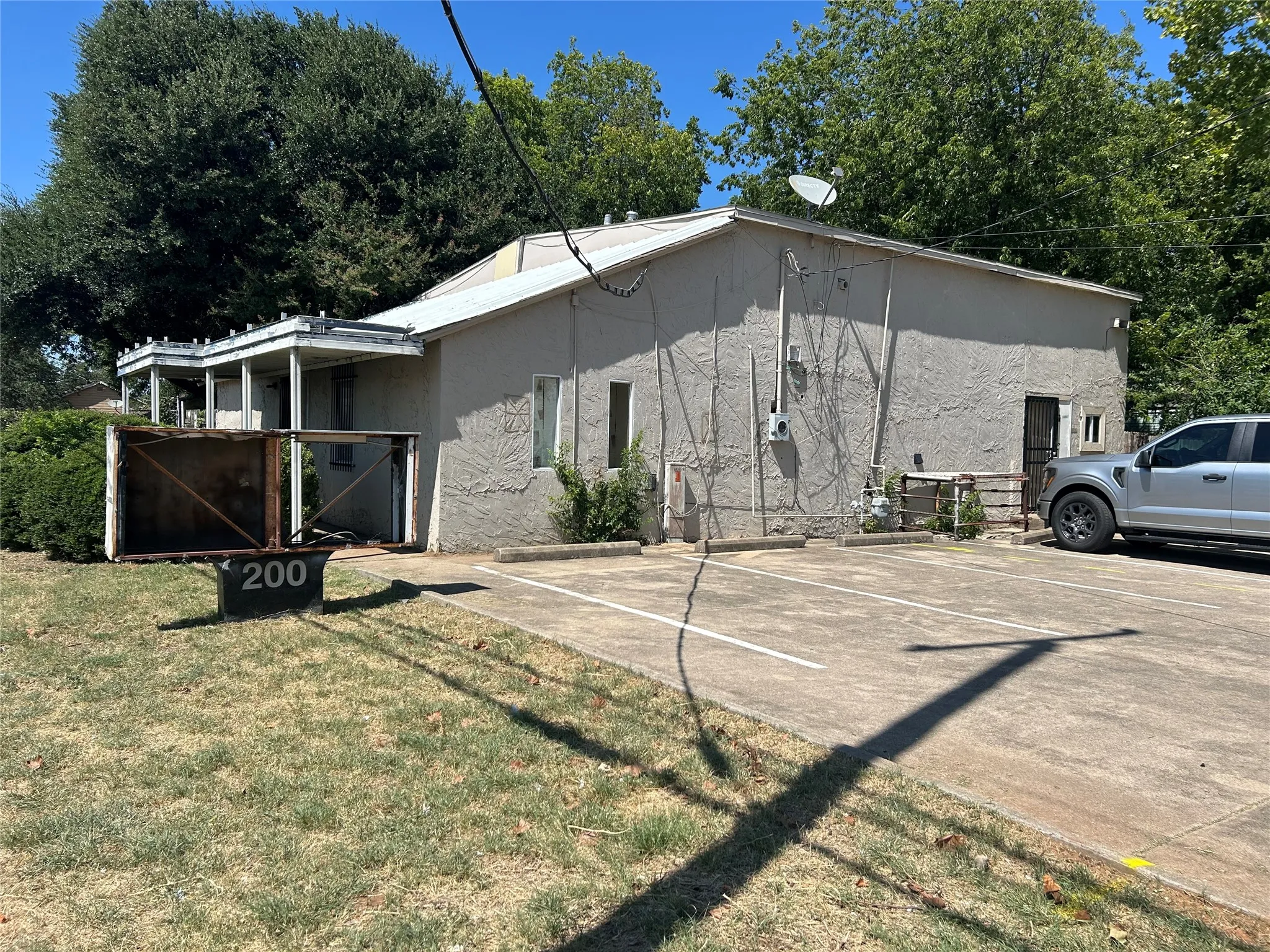 Industrial For Sale in Tarrant County , 200 N Beach Street, Fort Worth, Texas 76111, 0, 0, Garage spaces, 2,078 Sqft, built in 1960, mls#21354736, Real Estate Agent in Fort Worth, Homes For Sale in Tarrant county, Homes For Sale in Fort Worth, Realtor in Fort Worth Texas, Real Estate Brokerage Independent Realty Texas, Luminita Cordes Realtor