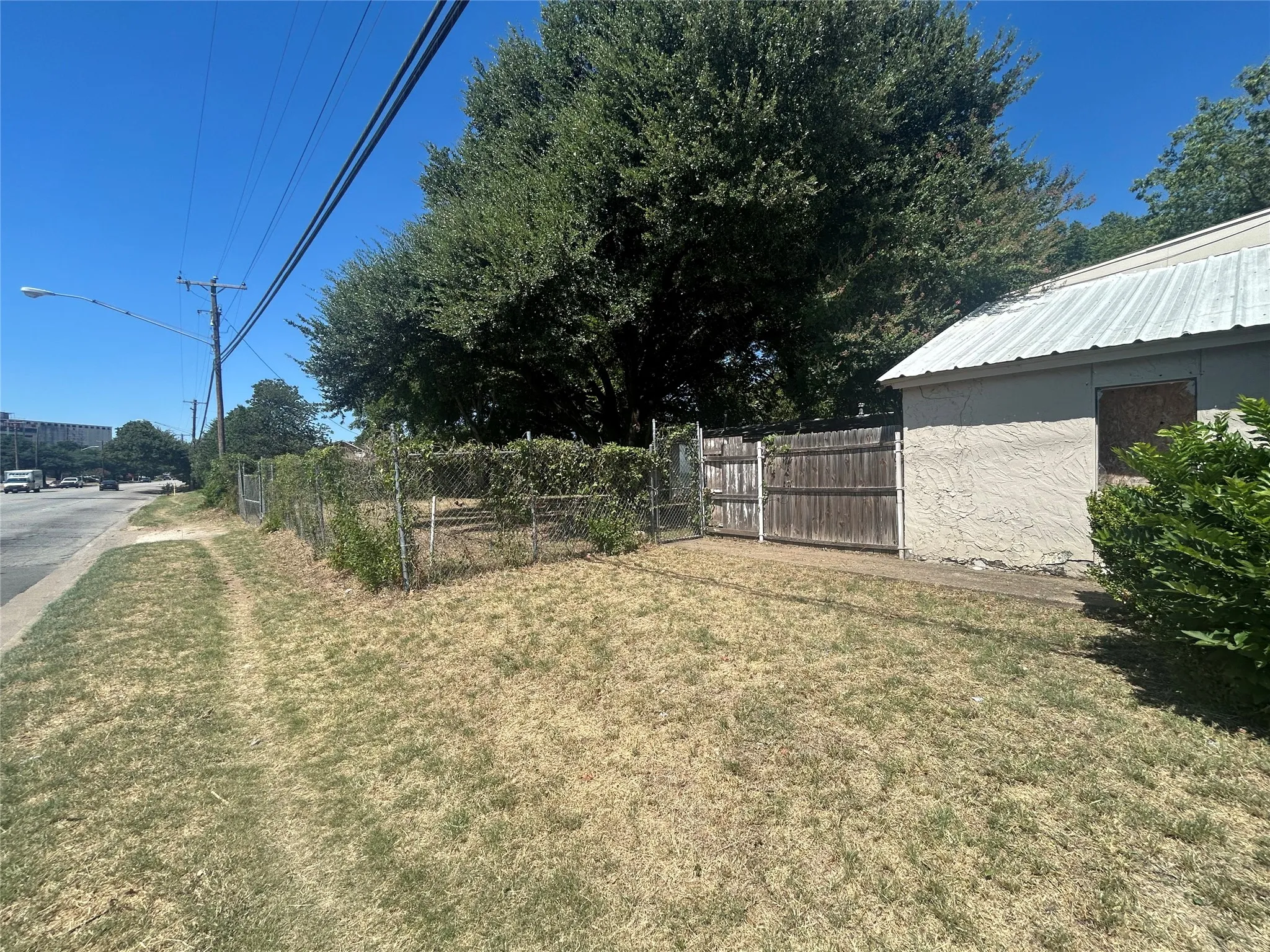 Industrial For Sale in Tarrant County , 200 N Beach Street, Fort Worth, Texas 76111, 0, 0, Garage spaces, 2,078 Sqft, built in 1960, mls#21354736, Real Estate Agent in Fort Worth, Homes For Sale in Tarrant county, Homes For Sale in Fort Worth, Realtor in Fort Worth Texas, Real Estate Brokerage Independent Realty Texas, Luminita Cordes Realtor