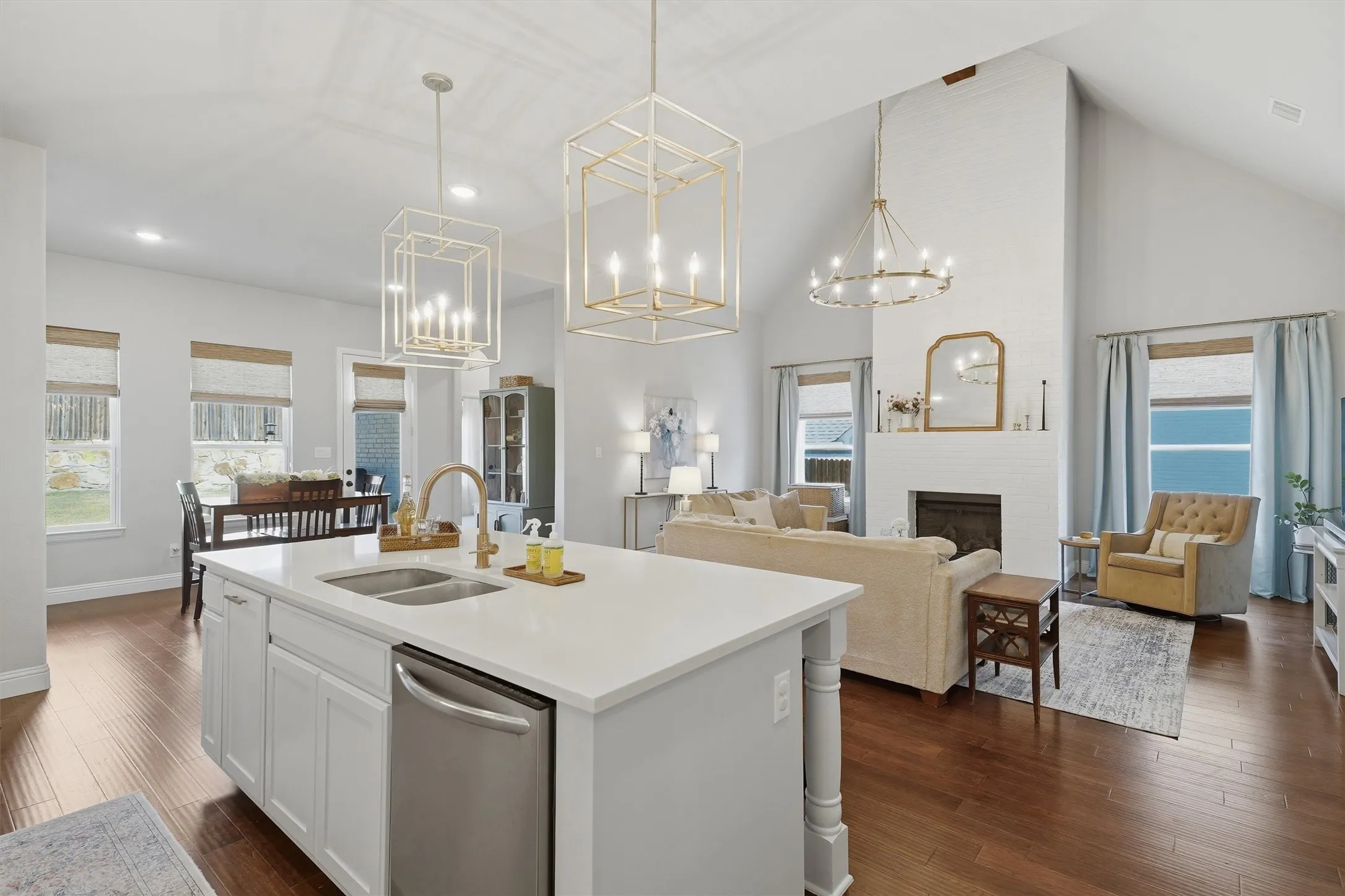 Single Family Residence For Sale in Parker County , 540 Point Vista Drive, Aledo, Texas 76008, 4 Bedroom, 3 Bathroom, 3 Garage spaces, 2,869 Sqft, built in 2020, mls#21354697, Real Estate Agent in Aledo, Homes For Sale in Parker county, Homes For Sale in Aledo, Realtor in Aledo Texas, Real Estate Brokerage Independent Realty Texas, Luminita Cordes Realtor