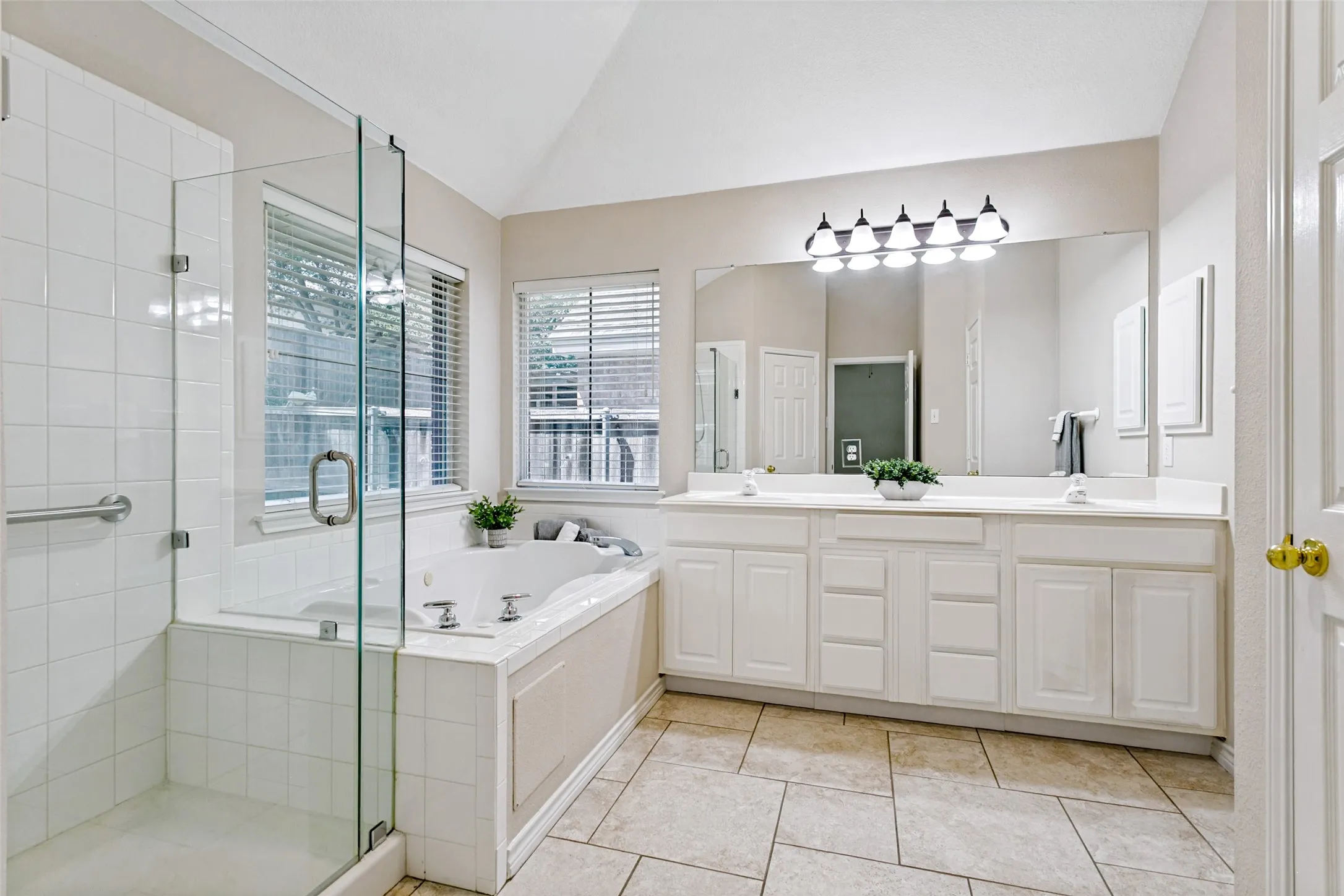 Single Family Residence For Sale in Denton County , 1609 Shadow Crest Drive, Corinth, Texas 76210, 4 Bedroom, 2 Bathroom, 2 Garage spaces, 2,093 Sqft, built in 1997, mls#21352709, Real Estate Agent in Corinth, Homes For Sale in Denton county, Homes For Sale in Corinth, Realtor in Corinth Texas, Real Estate Brokerage Independent Realty Texas, Luminita Cordes Realtor