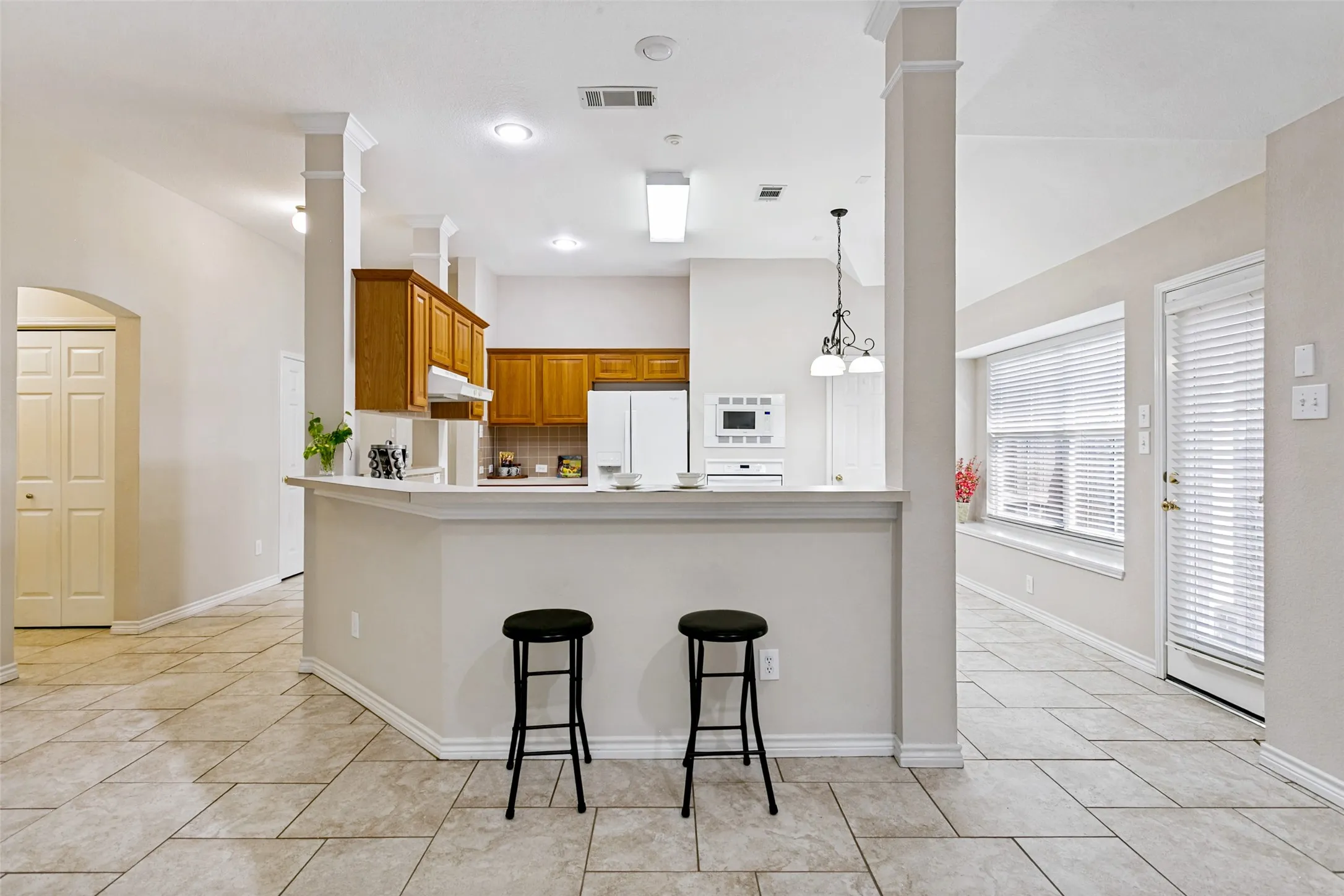 Single Family Residence For Sale in Denton County , 1609 Shadow Crest Drive, Corinth, Texas 76210, 4 Bedroom, 2 Bathroom, 2 Garage spaces, 2,093 Sqft, built in 1997, mls#21352709, Real Estate Agent in Corinth, Homes For Sale in Denton county, Homes For Sale in Corinth, Realtor in Corinth Texas, Real Estate Brokerage Independent Realty Texas, Luminita Cordes Realtor