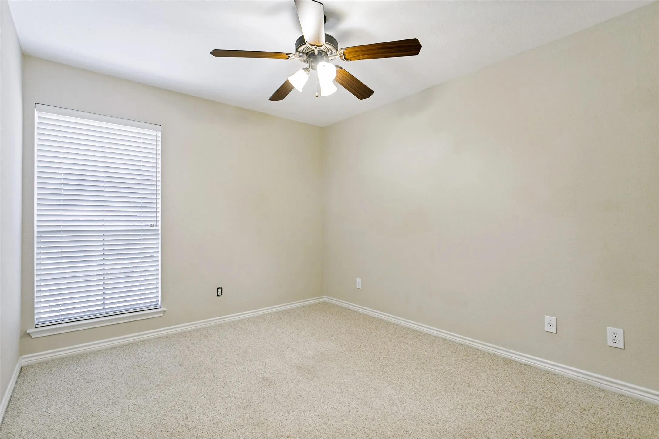 Single Family Residence For Sale in Denton County , 1609 Shadow Crest Drive, Corinth, Texas 76210, 4 Bedroom, 2 Bathroom, 2 Garage spaces, 2,093 Sqft, built in 1997, mls#21352709, Real Estate Agent in Corinth, Homes For Sale in Denton county, Homes For Sale in Corinth, Realtor in Corinth Texas, Real Estate Brokerage Independent Realty Texas, Luminita Cordes Realtor