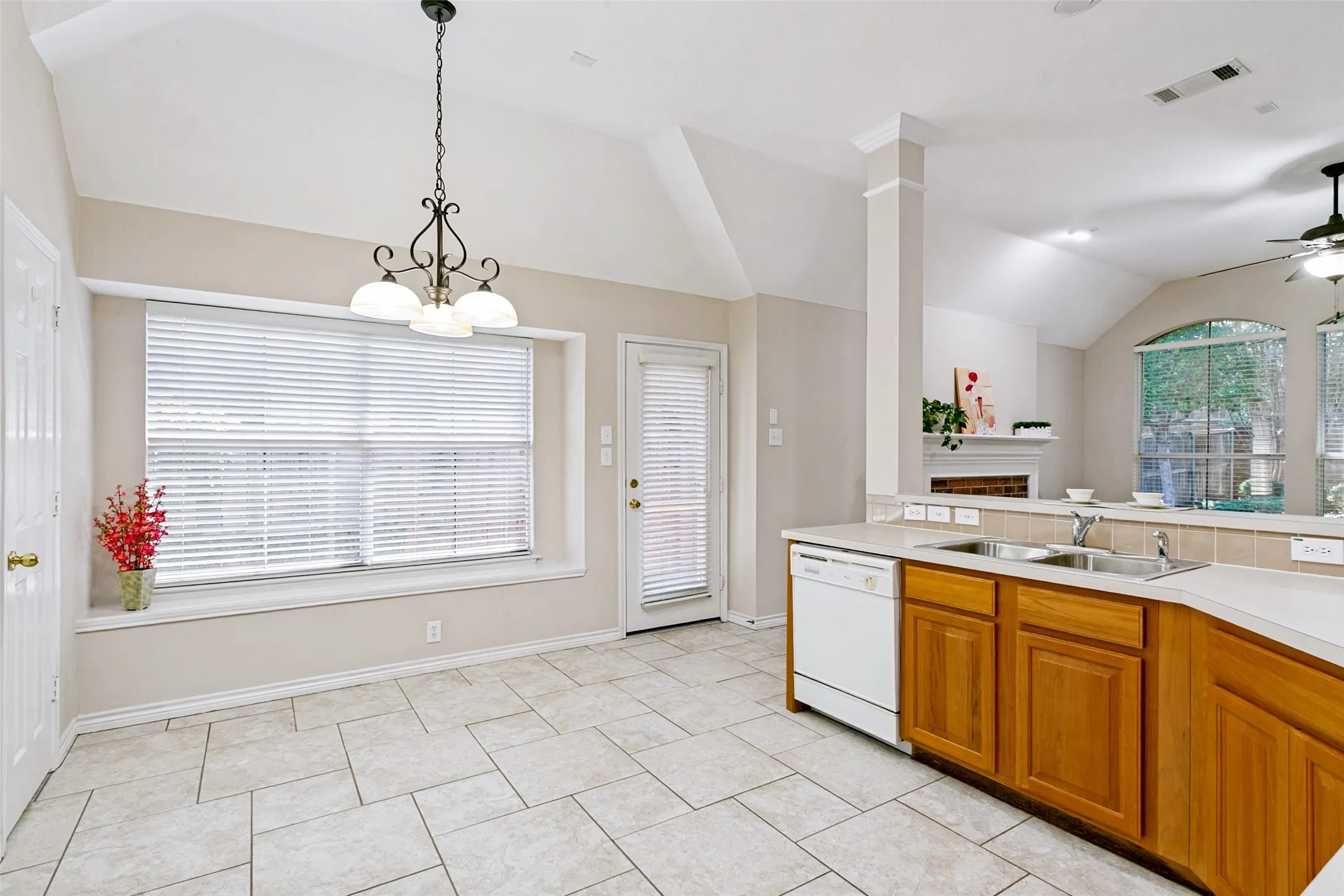 Single Family Residence For Sale in Denton County , 1609 Shadow Crest Drive, Corinth, Texas 76210, 4 Bedroom, 2 Bathroom, 2 Garage spaces, 2,093 Sqft, built in 1997, mls#21352709, Real Estate Agent in Corinth, Homes For Sale in Denton county, Homes For Sale in Corinth, Realtor in Corinth Texas, Real Estate Brokerage Independent Realty Texas, Luminita Cordes Realtor