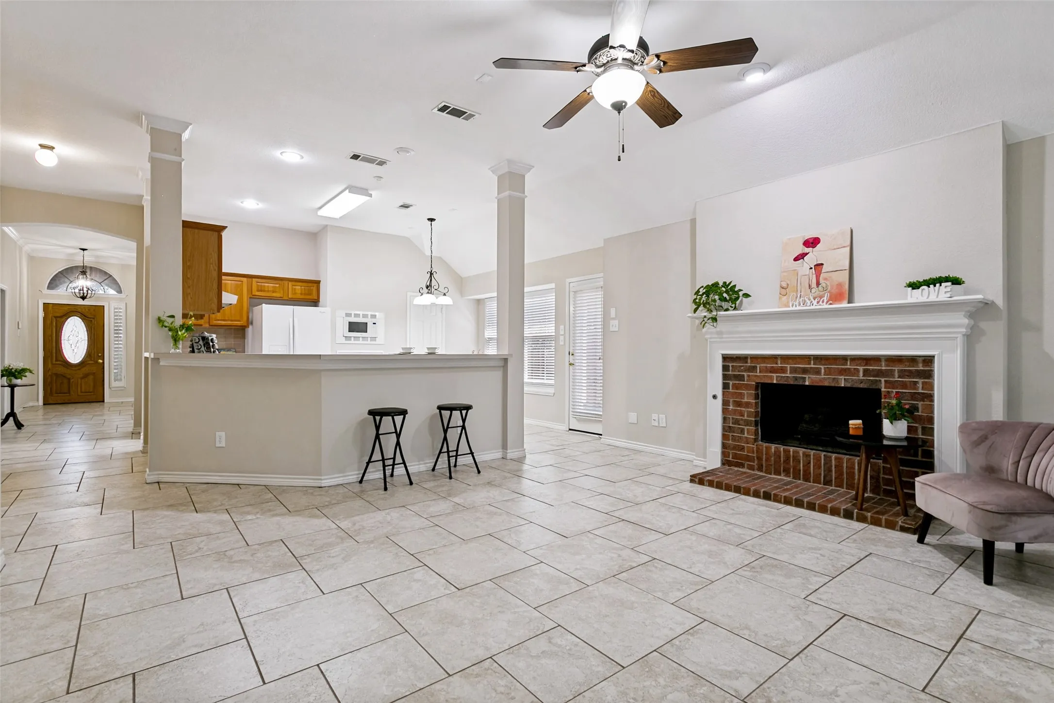 Single Family Residence For Sale in Denton County , 1609 Shadow Crest Drive, Corinth, Texas 76210, 4 Bedroom, 2 Bathroom, 2 Garage spaces, 2,093 Sqft, built in 1997, mls#21352709, Real Estate Agent in Corinth, Homes For Sale in Denton county, Homes For Sale in Corinth, Realtor in Corinth Texas, Real Estate Brokerage Independent Realty Texas, Luminita Cordes Realtor