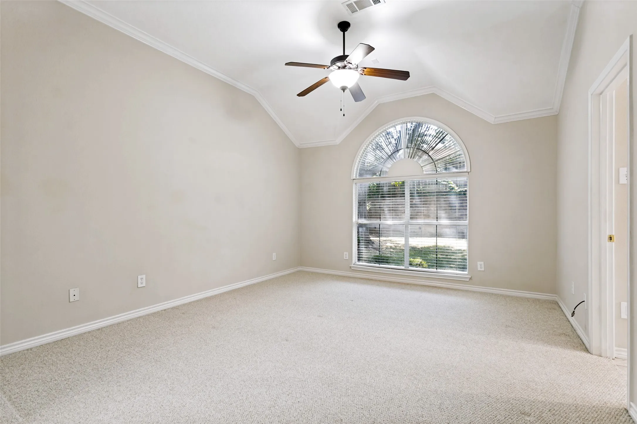 Single Family Residence For Sale in Denton County , 1609 Shadow Crest Drive, Corinth, Texas 76210, 4 Bedroom, 2 Bathroom, 2 Garage spaces, 2,093 Sqft, built in 1997, mls#21352709, Real Estate Agent in Corinth, Homes For Sale in Denton county, Homes For Sale in Corinth, Realtor in Corinth Texas, Real Estate Brokerage Independent Realty Texas, Luminita Cordes Realtor