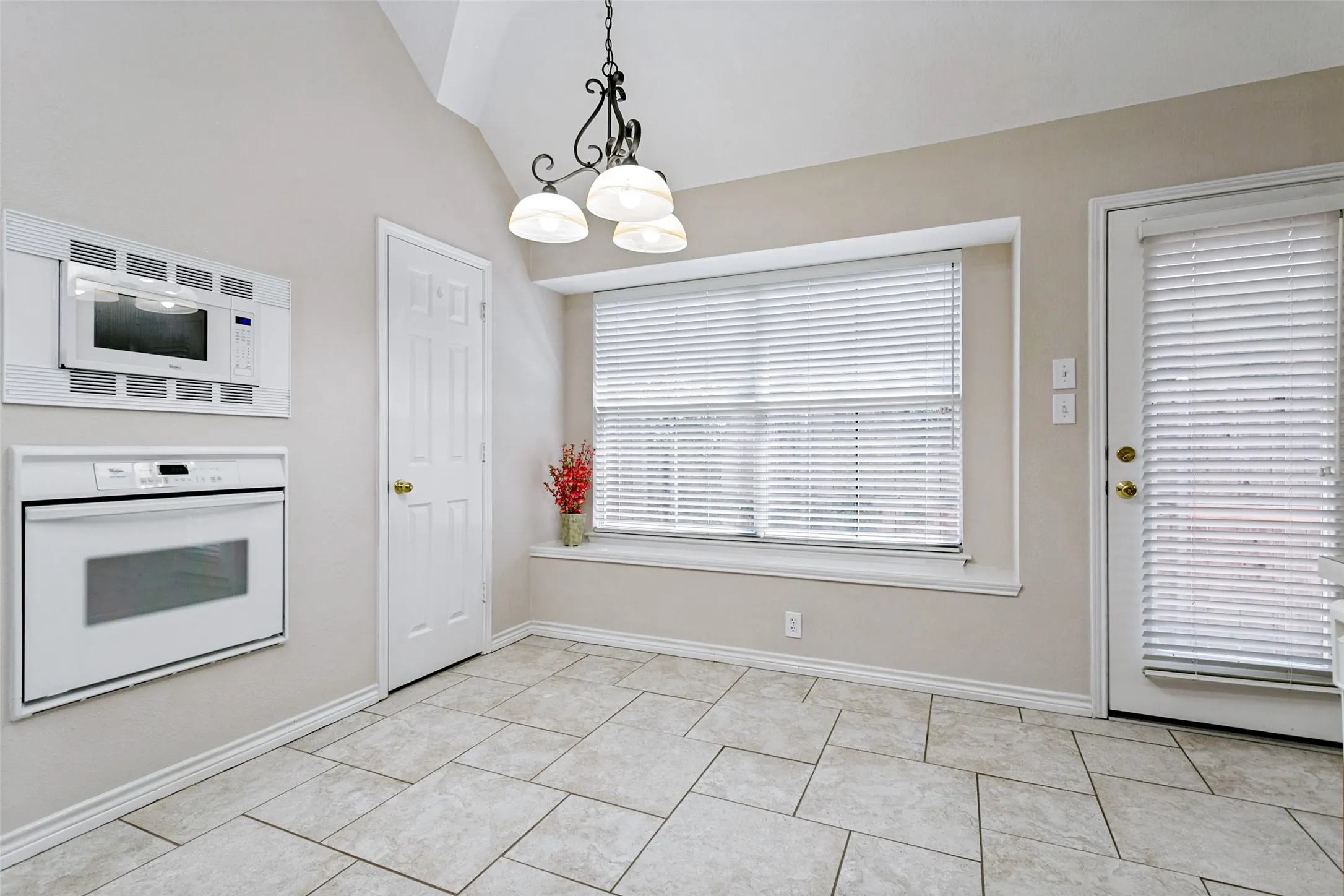 Single Family Residence For Sale in Denton County , 1609 Shadow Crest Drive, Corinth, Texas 76210, 4 Bedroom, 2 Bathroom, 2 Garage spaces, 2,093 Sqft, built in 1997, mls#21352709, Real Estate Agent in Corinth, Homes For Sale in Denton county, Homes For Sale in Corinth, Realtor in Corinth Texas, Real Estate Brokerage Independent Realty Texas, Luminita Cordes Realtor