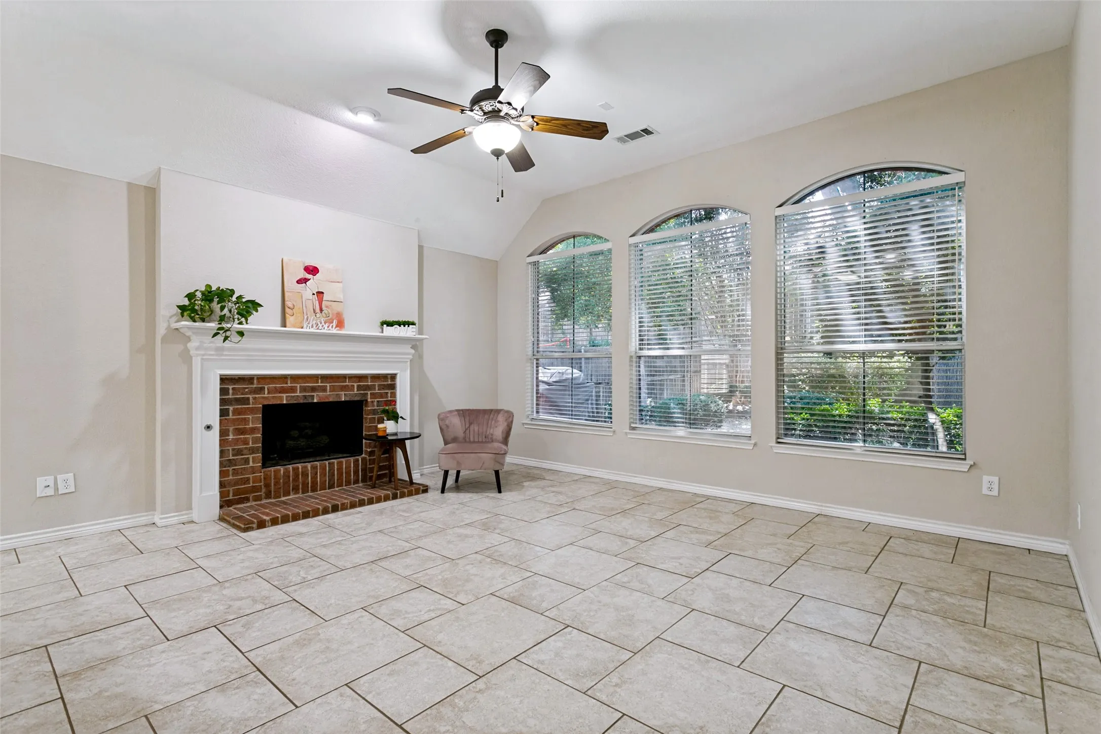 Single Family Residence For Sale in Denton County , 1609 Shadow Crest Drive, Corinth, Texas 76210, 4 Bedroom, 2 Bathroom, 2 Garage spaces, 2,093 Sqft, built in 1997, mls#21352709, Real Estate Agent in Corinth, Homes For Sale in Denton county, Homes For Sale in Corinth, Realtor in Corinth Texas, Real Estate Brokerage Independent Realty Texas, Luminita Cordes Realtor