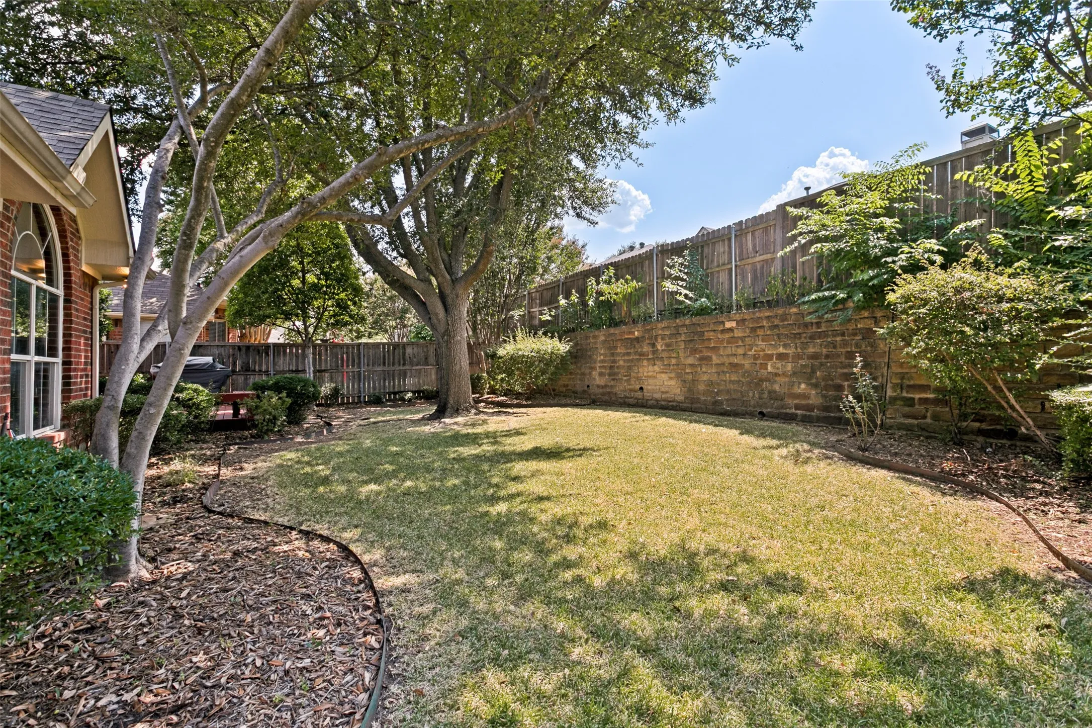 Single Family Residence For Sale in Denton County , 1609 Shadow Crest Drive, Corinth, Texas 76210, 4 Bedroom, 2 Bathroom, 2 Garage spaces, 2,093 Sqft, built in 1997, mls#21352709, Real Estate Agent in Corinth, Homes For Sale in Denton county, Homes For Sale in Corinth, Realtor in Corinth Texas, Real Estate Brokerage Independent Realty Texas, Luminita Cordes Realtor