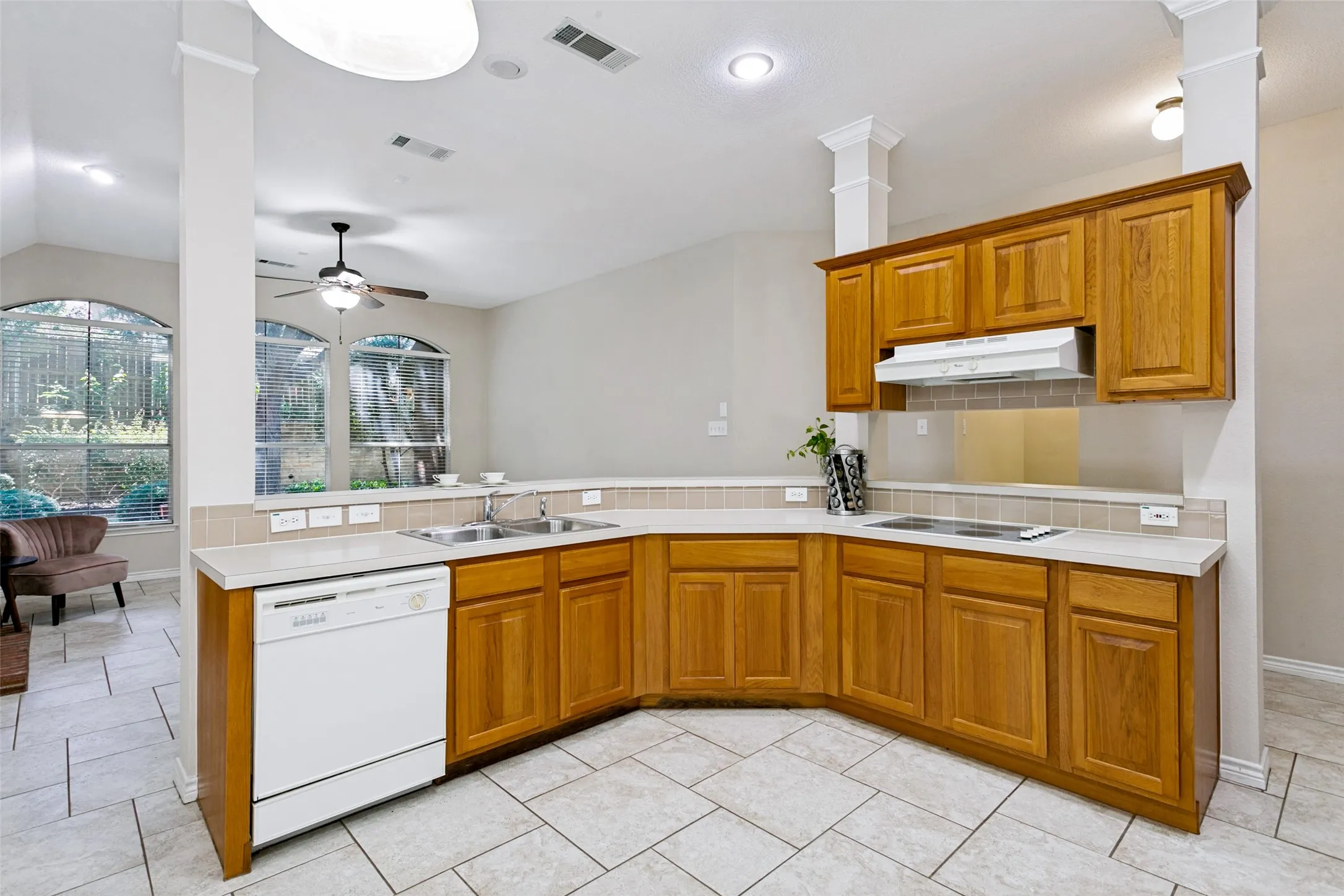 Single Family Residence For Sale in Denton County , 1609 Shadow Crest Drive, Corinth, Texas 76210, 4 Bedroom, 2 Bathroom, 2 Garage spaces, 2,093 Sqft, built in 1997, mls#21352709, Real Estate Agent in Corinth, Homes For Sale in Denton county, Homes For Sale in Corinth, Realtor in Corinth Texas, Real Estate Brokerage Independent Realty Texas, Luminita Cordes Realtor