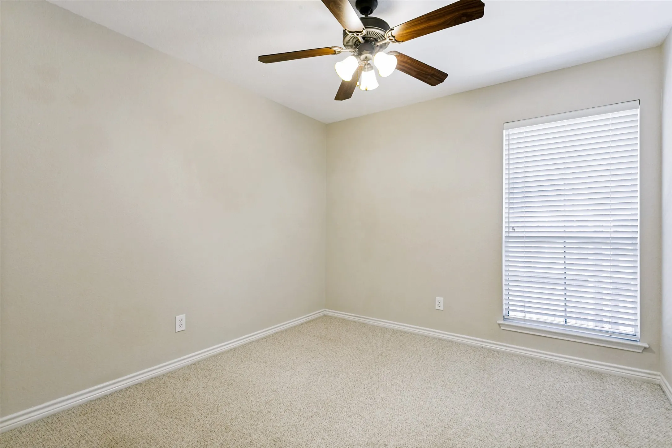 Single Family Residence For Sale in Denton County , 1609 Shadow Crest Drive, Corinth, Texas 76210, 4 Bedroom, 2 Bathroom, 2 Garage spaces, 2,093 Sqft, built in 1997, mls#21352709, Real Estate Agent in Corinth, Homes For Sale in Denton county, Homes For Sale in Corinth, Realtor in Corinth Texas, Real Estate Brokerage Independent Realty Texas, Luminita Cordes Realtor