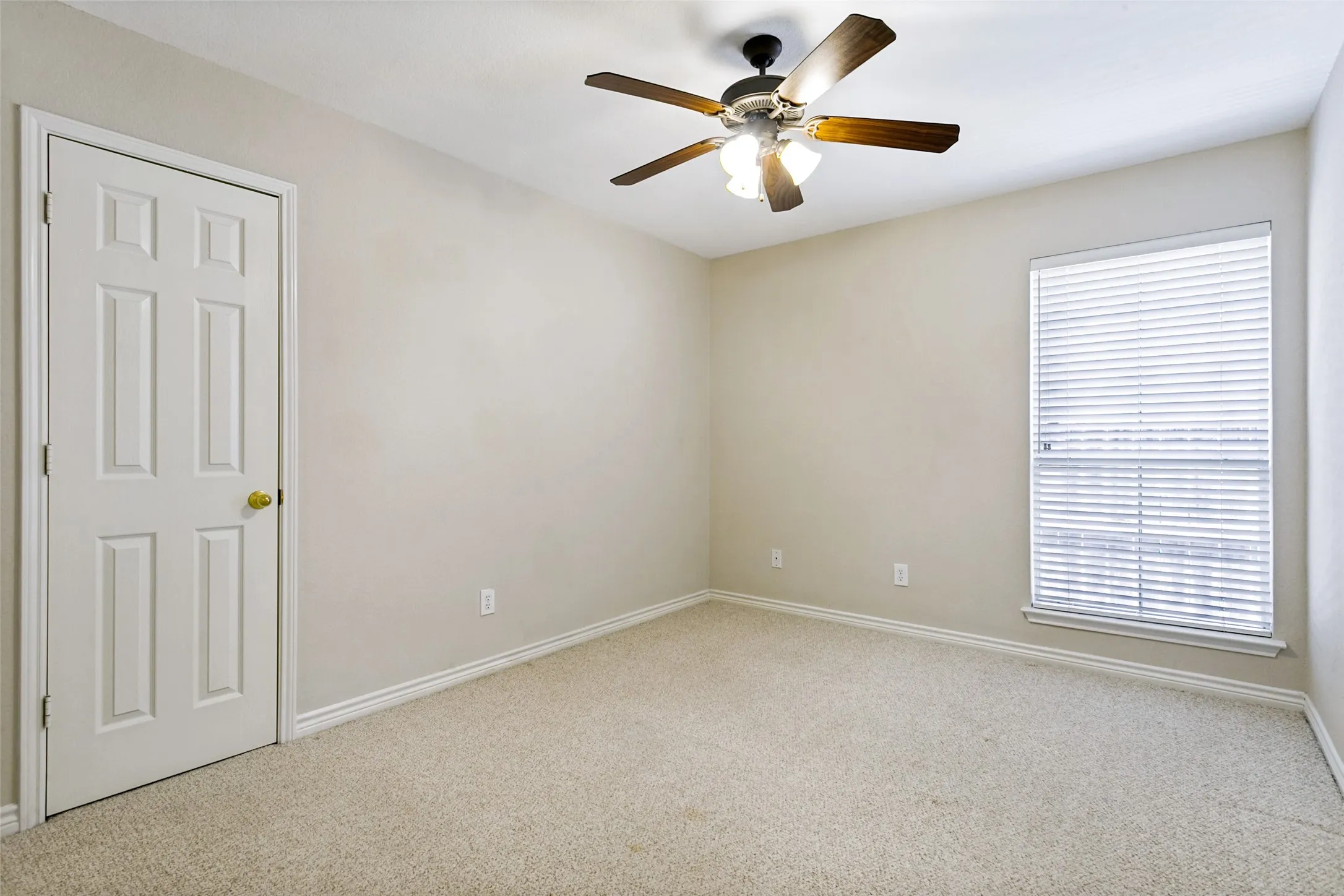 Single Family Residence For Sale in Denton County , 1609 Shadow Crest Drive, Corinth, Texas 76210, 4 Bedroom, 2 Bathroom, 2 Garage spaces, 2,093 Sqft, built in 1997, mls#21352709, Real Estate Agent in Corinth, Homes For Sale in Denton county, Homes For Sale in Corinth, Realtor in Corinth Texas, Real Estate Brokerage Independent Realty Texas, Luminita Cordes Realtor