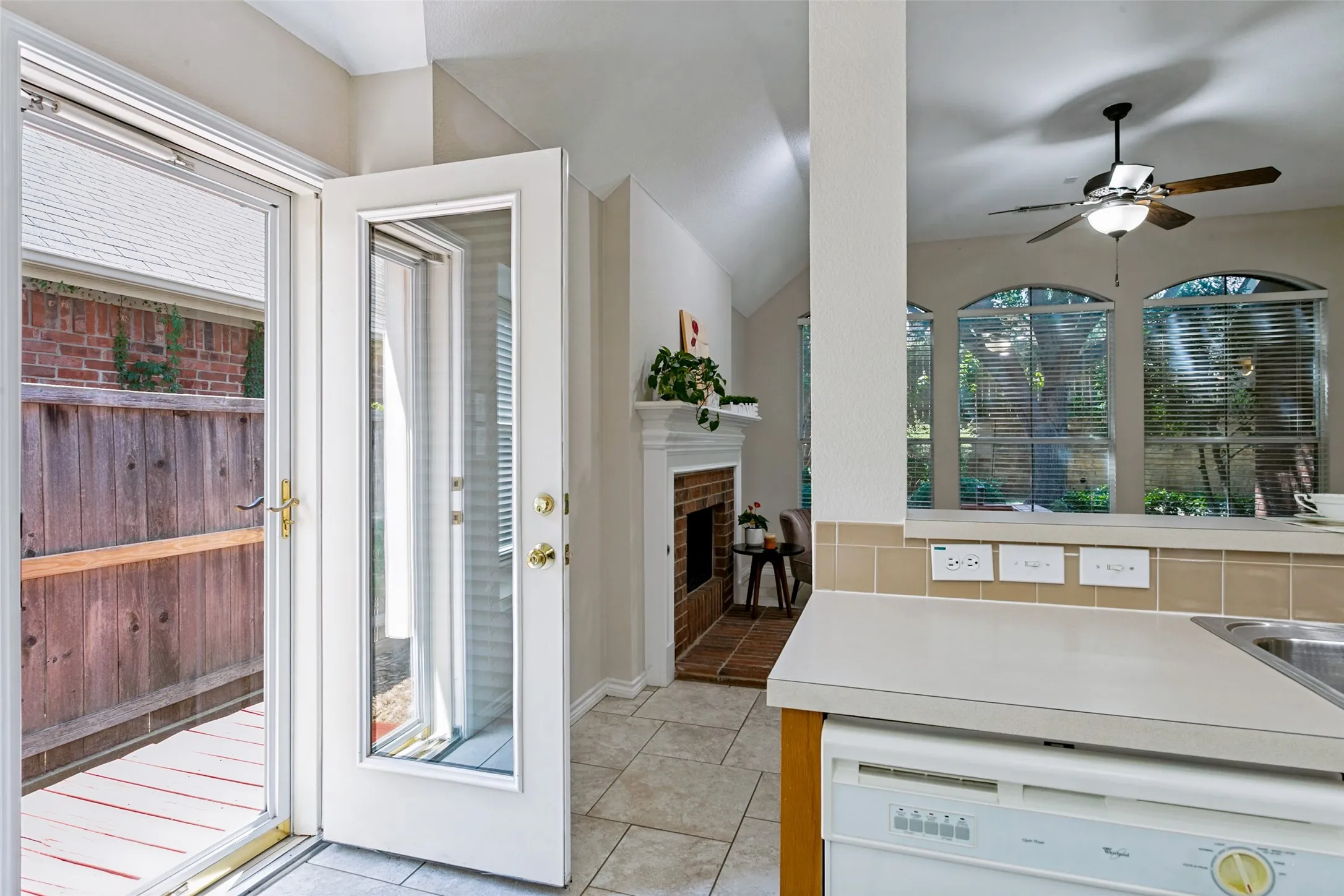 Single Family Residence For Sale in Denton County , 1609 Shadow Crest Drive, Corinth, Texas 76210, 4 Bedroom, 2 Bathroom, 2 Garage spaces, 2,093 Sqft, built in 1997, mls#21352709, Real Estate Agent in Corinth, Homes For Sale in Denton county, Homes For Sale in Corinth, Realtor in Corinth Texas, Real Estate Brokerage Independent Realty Texas, Luminita Cordes Realtor