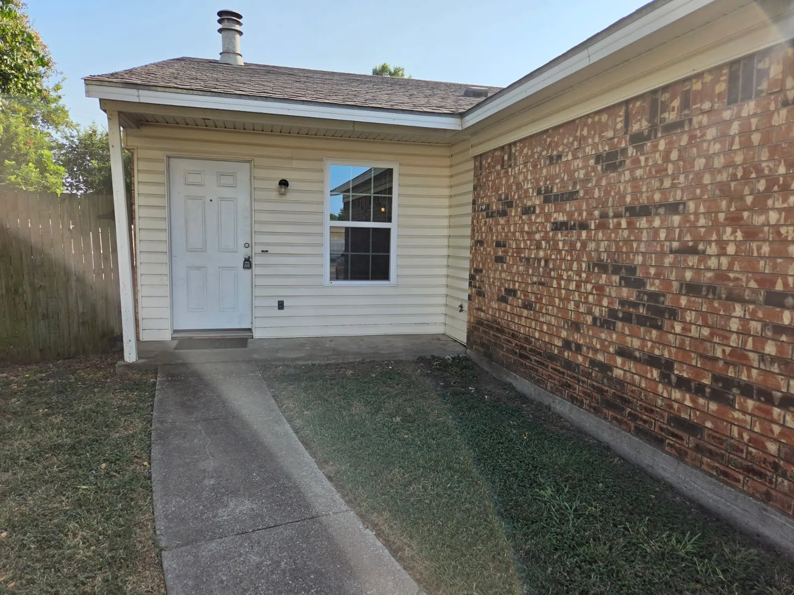 Duplex For Rent in Tarrant County , 7326 NE Loop 820, North Richland Hills, Texas 76180, 3 Bedroom, 2 Bathroom, 1 Garage spaces, 1,150 Sqft, built in 1981, mls#21354753, Real Estate Agent in North Richland Hills, Homes For Rent in Tarrant county, Homes For Rent in North Richland Hills, Realtor in North Richland Hills Texas, Real Estate Brokerage Independent Realty Texas, Luminita Cordes Realtor