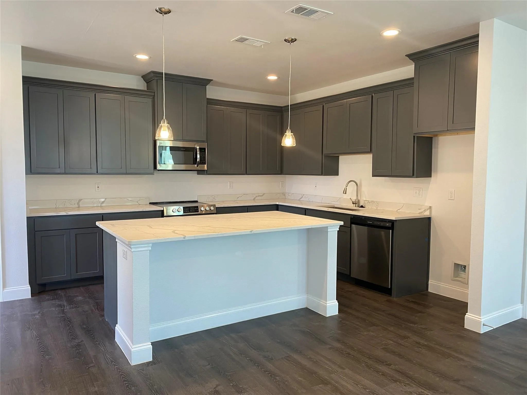Single Family Residence For Rent in Hunt County , 3025 Barling, Greenville, Texas 75401, 3 Bedroom, 3 Bathroom, 1 Garage spaces, 1,917 Sqft, built in 2021, mls#21354765, Real Estate Agent in Greenville, Homes For Rent in Hunt county, Homes For Rent in Greenville, Realtor in Greenville Texas, Real Estate Brokerage Independent Realty Texas, Luminita Cordes Realtor