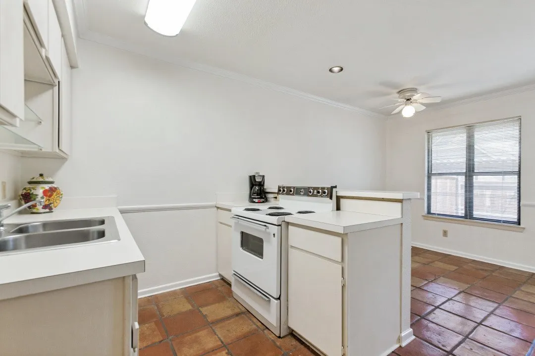 Townhouse For Sale in Dallas County , 13844 Methuen Green Lane, Dallas, Texas 75240, 2 Bedroom, 2 Bathroom, Garage spaces, 1,148 Sqft, built in 1969, mls#21354598, Real Estate Agent in Dallas, Homes For Sale in Dallas county, Homes For Sale in Dallas, Realtor in Dallas Texas, Real Estate Brokerage Independent Realty Texas, Luminita Cordes Realtor