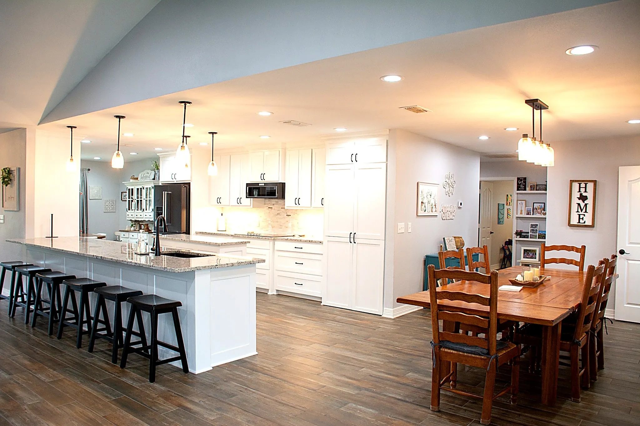 Breakfast bar and dining