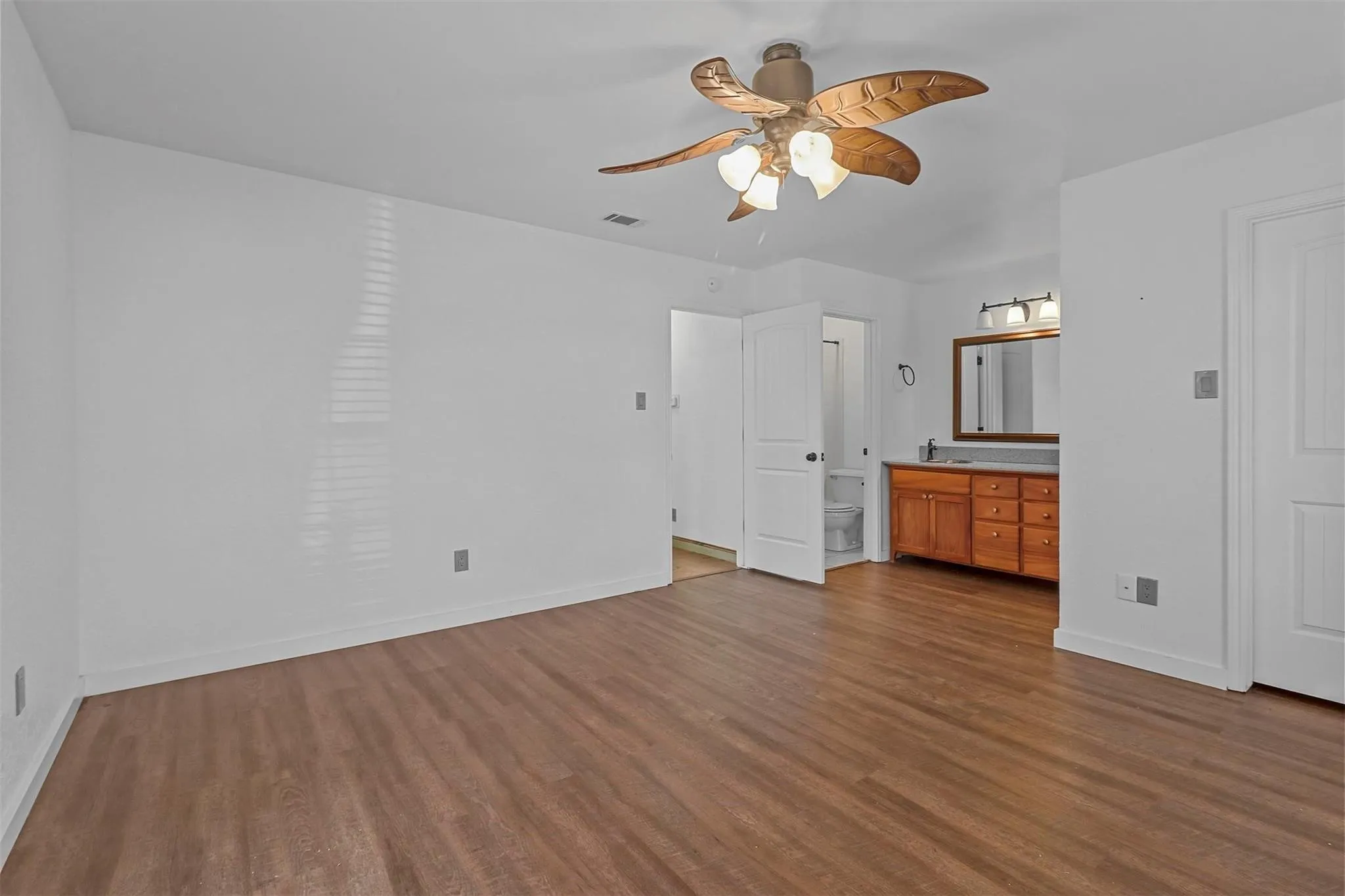 Single Family Residence For Rent in Tarrant County , 1440 Thistlewood Lane, Grapevine, Texas 76051, 3 Bedroom, 2 Bathroom, 2 Garage spaces, 1,462 Sqft, built in 1985, mls#21354784, Real Estate Agent in Grapevine, Homes For Rent in Tarrant county, Homes For Rent in Grapevine, Realtor in Grapevine Texas, Real Estate Brokerage Independent Realty Texas, Luminita Cordes Realtor