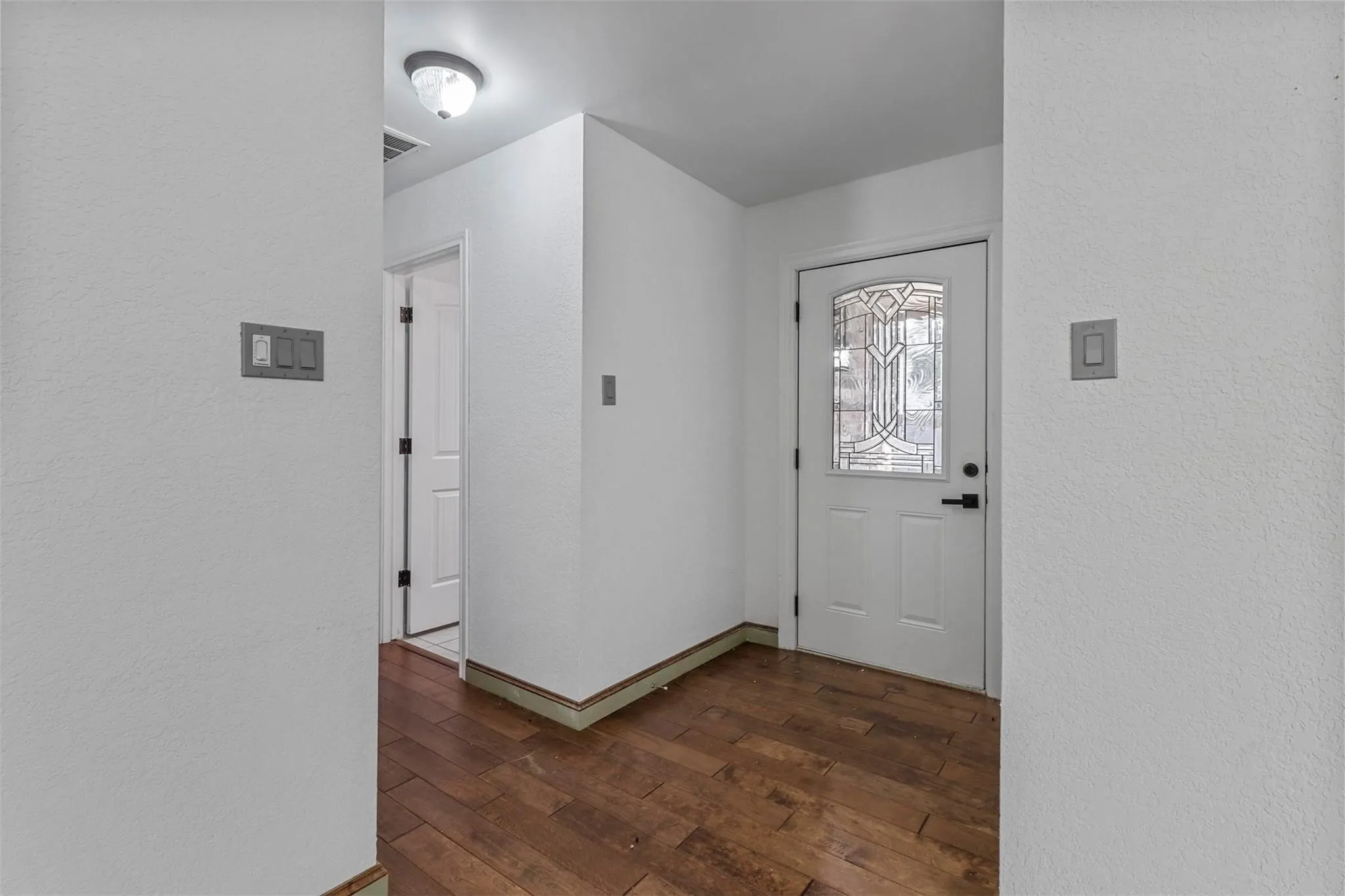 Single Family Residence For Rent in Tarrant County , 1440 Thistlewood Lane, Grapevine, Texas 76051, 3 Bedroom, 2 Bathroom, 2 Garage spaces, 1,462 Sqft, built in 1985, mls#21354784, Real Estate Agent in Grapevine, Homes For Rent in Tarrant county, Homes For Rent in Grapevine, Realtor in Grapevine Texas, Real Estate Brokerage Independent Realty Texas, Luminita Cordes Realtor