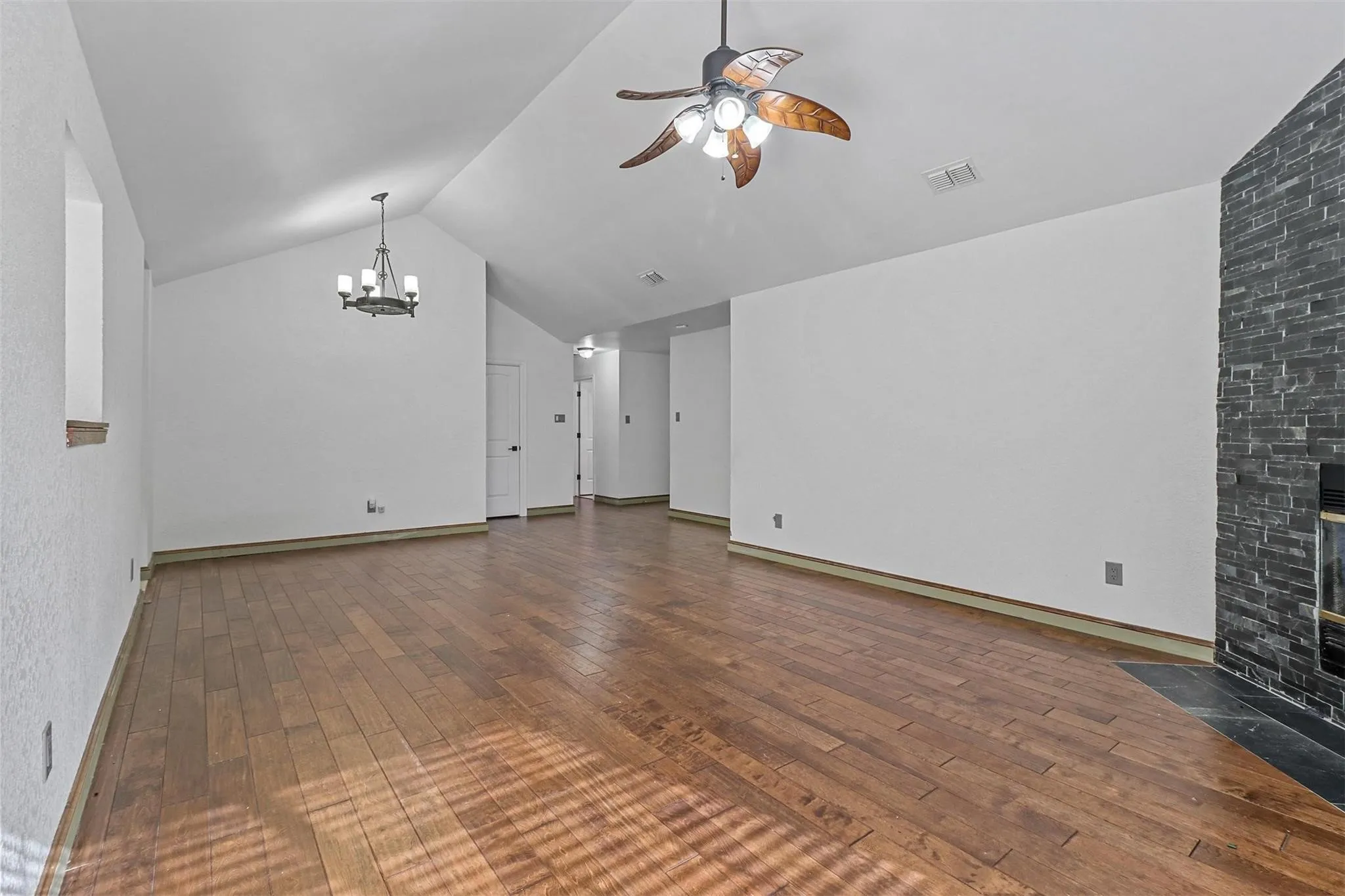 Single Family Residence For Rent in Tarrant County , 1440 Thistlewood Lane, Grapevine, Texas 76051, 3 Bedroom, 2 Bathroom, 2 Garage spaces, 1,462 Sqft, built in 1985, mls#21354784, Real Estate Agent in Grapevine, Homes For Rent in Tarrant county, Homes For Rent in Grapevine, Realtor in Grapevine Texas, Real Estate Brokerage Independent Realty Texas, Luminita Cordes Realtor