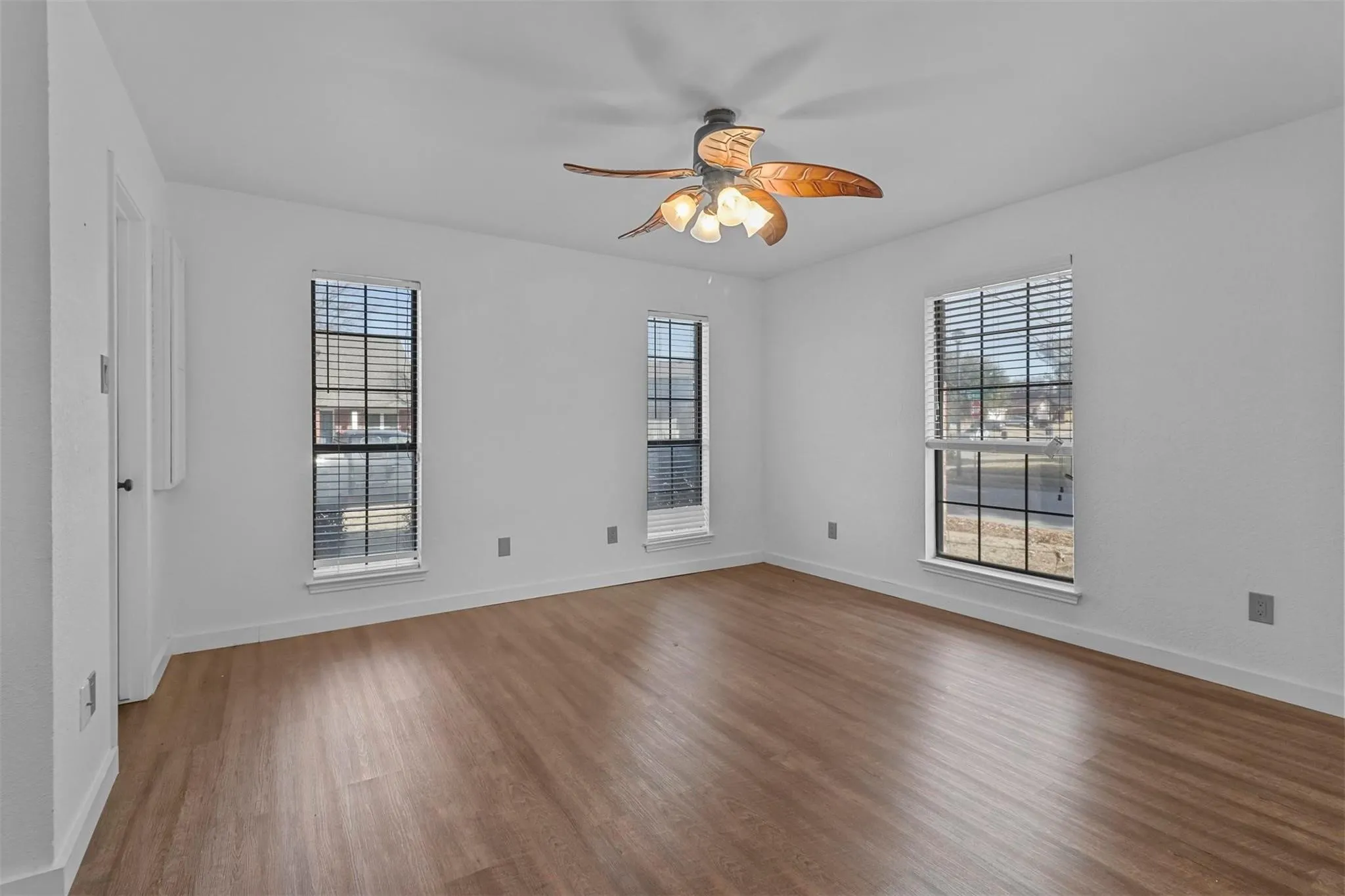 Single Family Residence For Rent in Tarrant County , 1440 Thistlewood Lane, Grapevine, Texas 76051, 3 Bedroom, 2 Bathroom, 2 Garage spaces, 1,462 Sqft, built in 1985, mls#21354784, Real Estate Agent in Grapevine, Homes For Rent in Tarrant county, Homes For Rent in Grapevine, Realtor in Grapevine Texas, Real Estate Brokerage Independent Realty Texas, Luminita Cordes Realtor