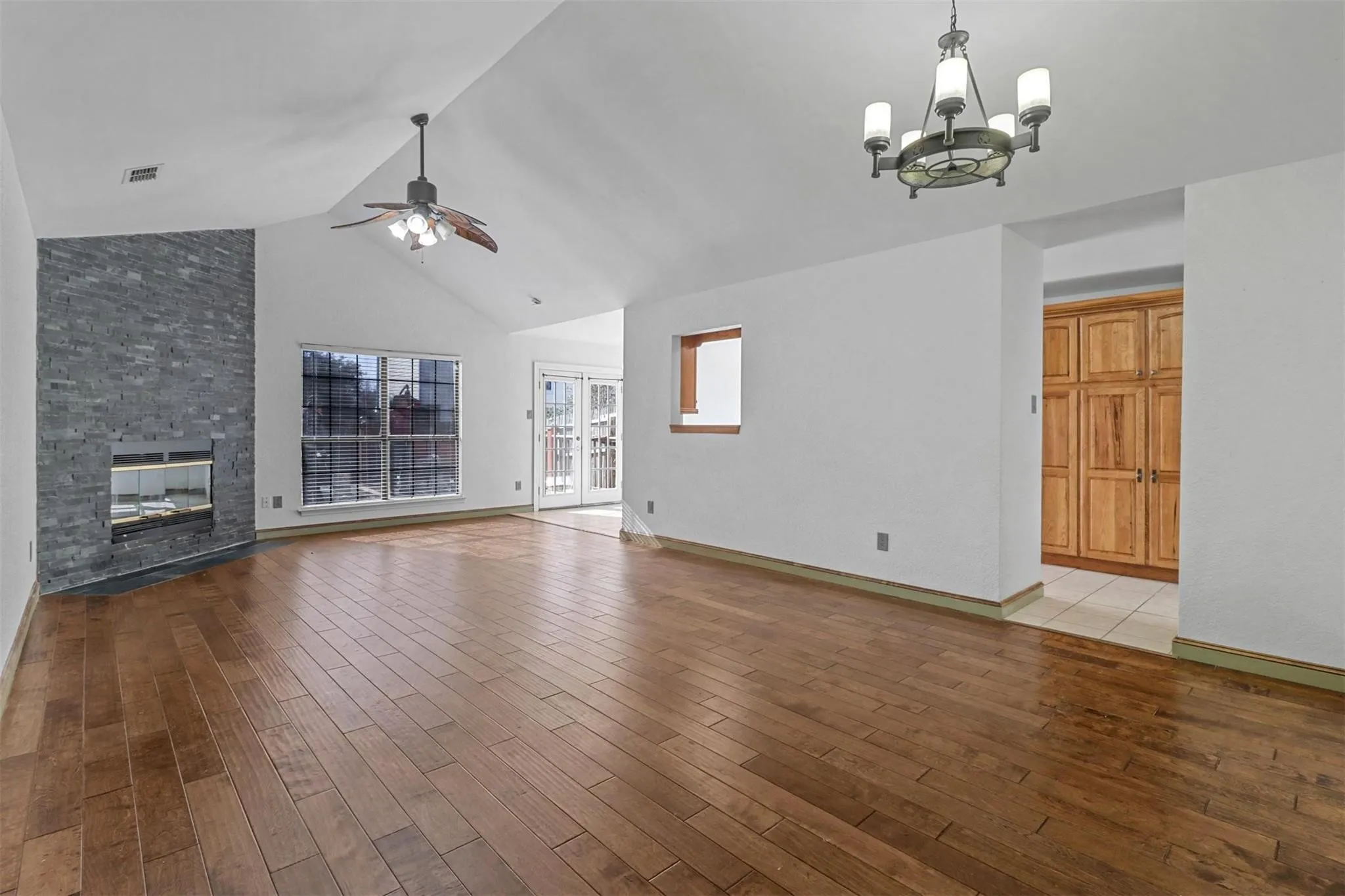 Single Family Residence For Rent in Tarrant County , 1440 Thistlewood Lane, Grapevine, Texas 76051, 3 Bedroom, 2 Bathroom, 2 Garage spaces, 1,462 Sqft, built in 1985, mls#21354784, Real Estate Agent in Grapevine, Homes For Rent in Tarrant county, Homes For Rent in Grapevine, Realtor in Grapevine Texas, Real Estate Brokerage Independent Realty Texas, Luminita Cordes Realtor