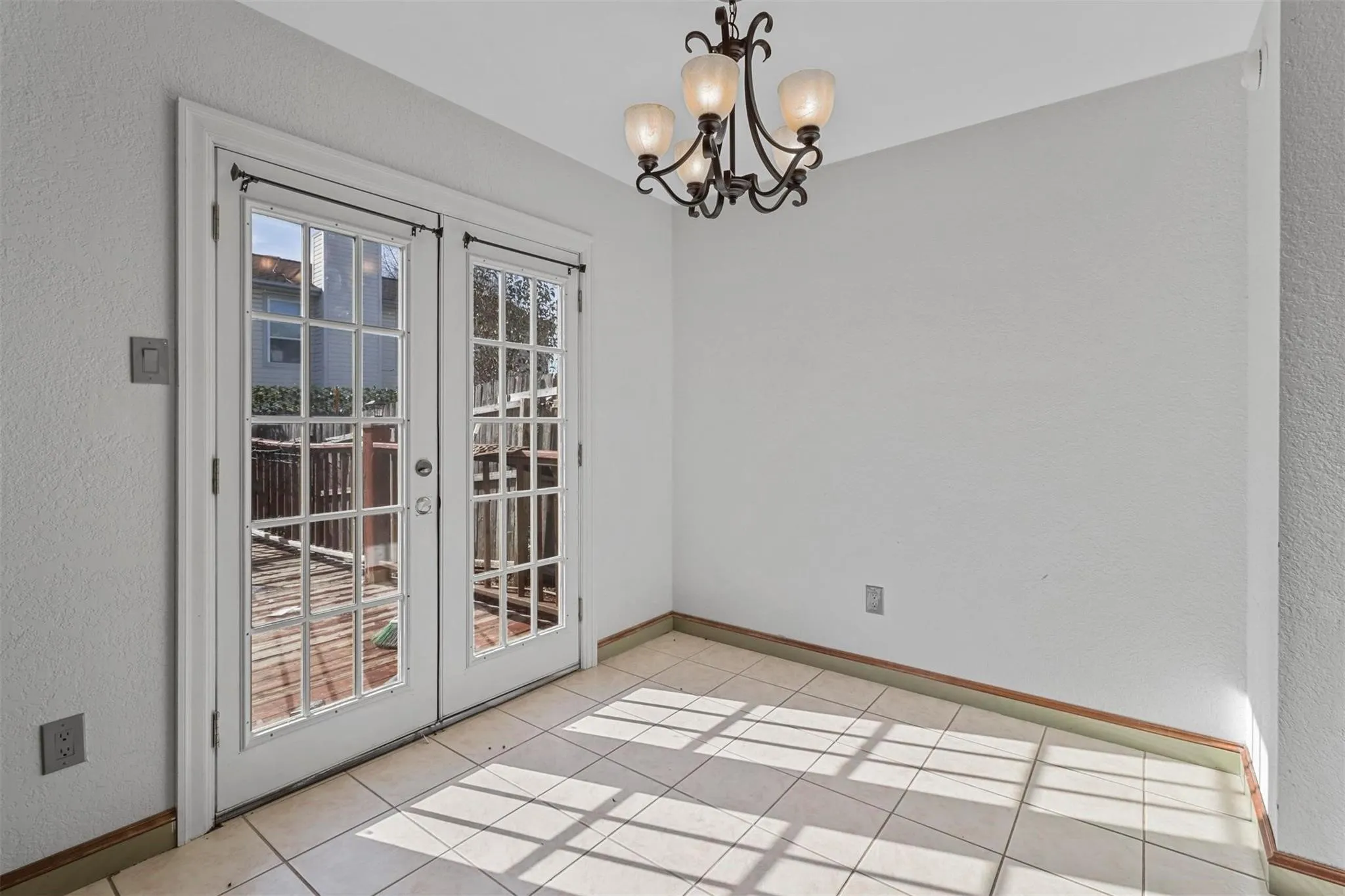 Single Family Residence For Rent in Tarrant County , 1440 Thistlewood Lane, Grapevine, Texas 76051, 3 Bedroom, 2 Bathroom, 2 Garage spaces, 1,462 Sqft, built in 1985, mls#21354784, Real Estate Agent in Grapevine, Homes For Rent in Tarrant county, Homes For Rent in Grapevine, Realtor in Grapevine Texas, Real Estate Brokerage Independent Realty Texas, Luminita Cordes Realtor
