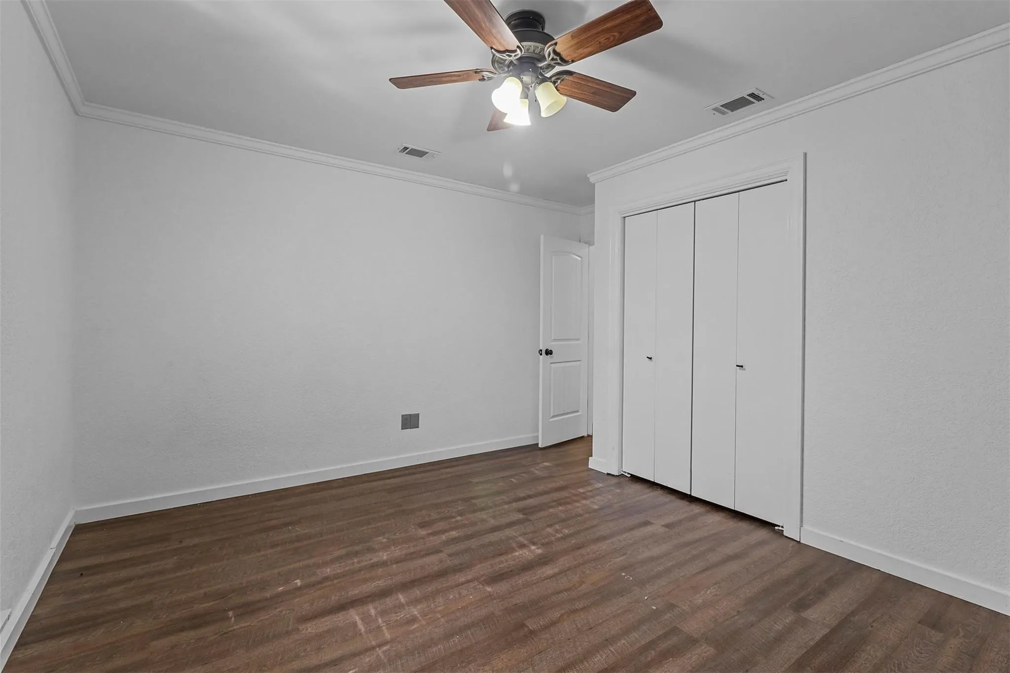 Single Family Residence For Rent in Tarrant County , 1440 Thistlewood Lane, Grapevine, Texas 76051, 3 Bedroom, 2 Bathroom, 2 Garage spaces, 1,462 Sqft, built in 1985, mls#21354784, Real Estate Agent in Grapevine, Homes For Rent in Tarrant county, Homes For Rent in Grapevine, Realtor in Grapevine Texas, Real Estate Brokerage Independent Realty Texas, Luminita Cordes Realtor