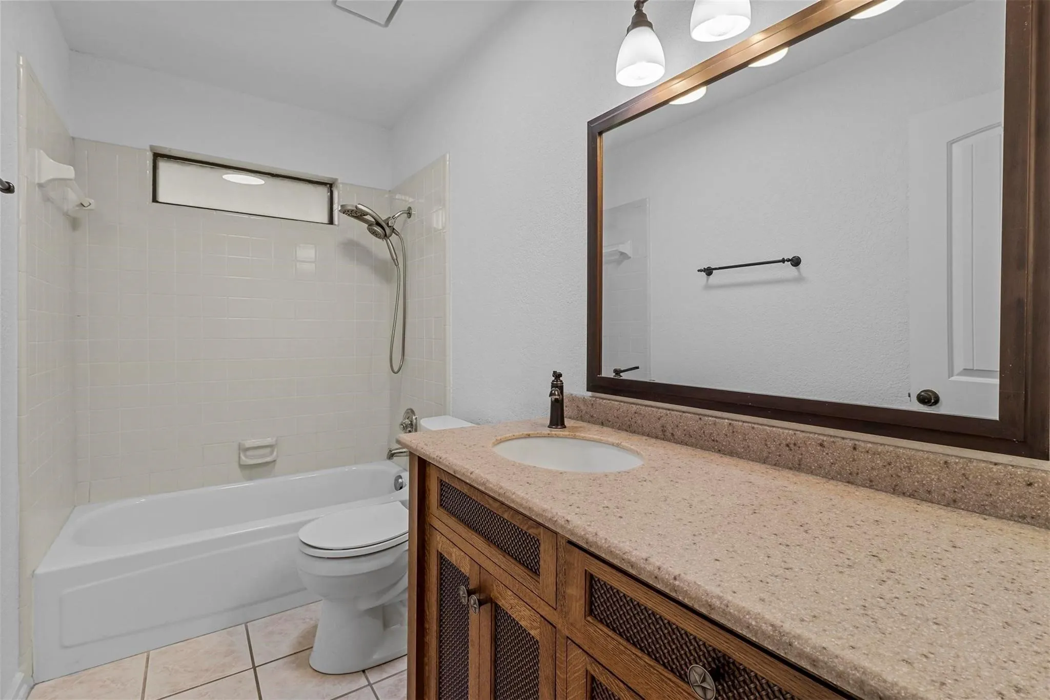 Single Family Residence For Rent in Tarrant County , 1440 Thistlewood Lane, Grapevine, Texas 76051, 3 Bedroom, 2 Bathroom, 2 Garage spaces, 1,462 Sqft, built in 1985, mls#21354784, Real Estate Agent in Grapevine, Homes For Rent in Tarrant county, Homes For Rent in Grapevine, Realtor in Grapevine Texas, Real Estate Brokerage Independent Realty Texas, Luminita Cordes Realtor