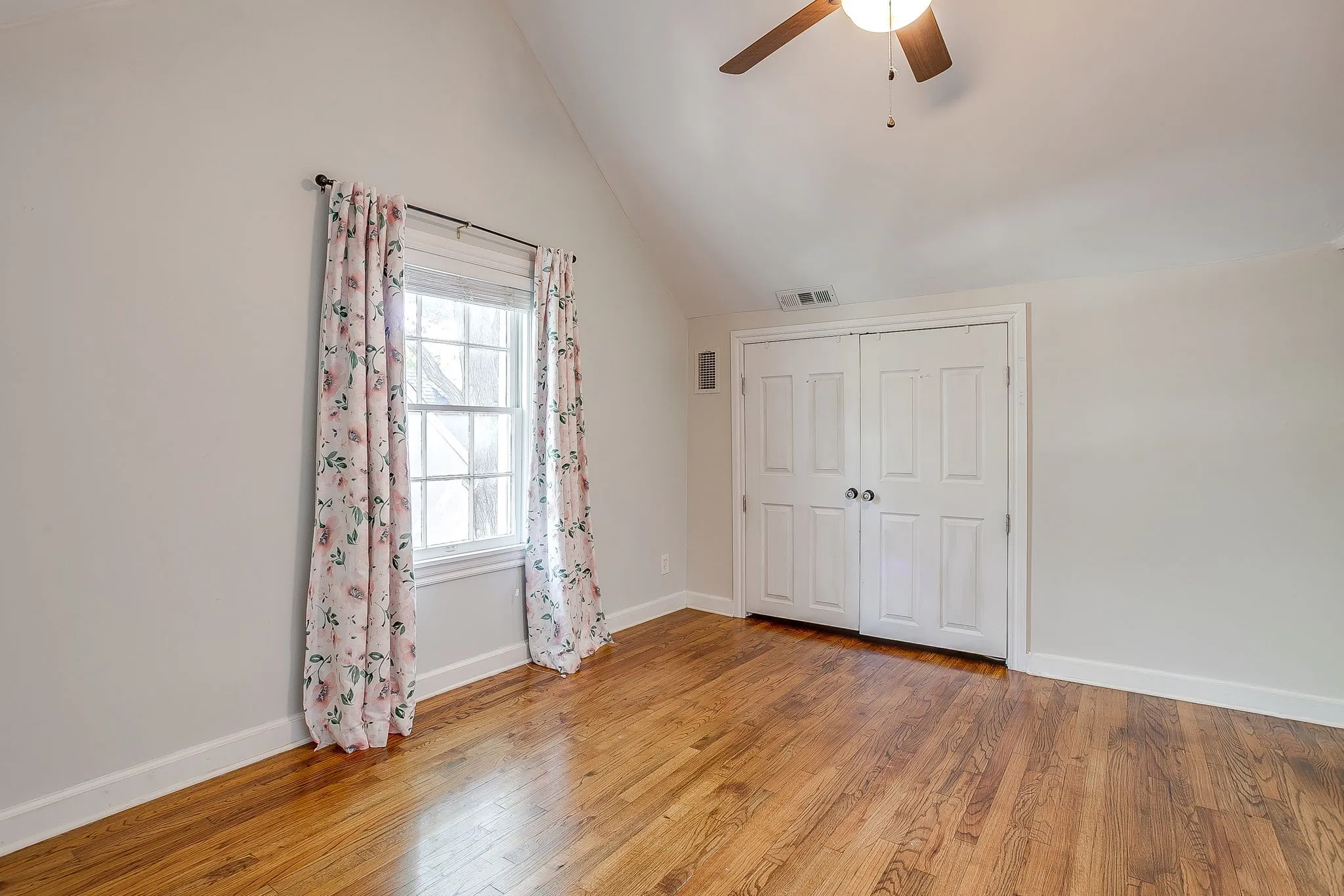 Single Family Residence For Sale in Tarrant County , 2553 Stadium Drive, Fort Worth, Texas 76109, 4 Bedroom, 3 Bathroom, 2 Garage spaces, 2,649 Sqft, built in 1935, mls#21350919, Real Estate Agent in Fort Worth, Homes For Sale in Tarrant county, Homes For Sale in Fort Worth, Realtor in Fort Worth Texas, Real Estate Brokerage Independent Realty Texas, Luminita Cordes Realtor