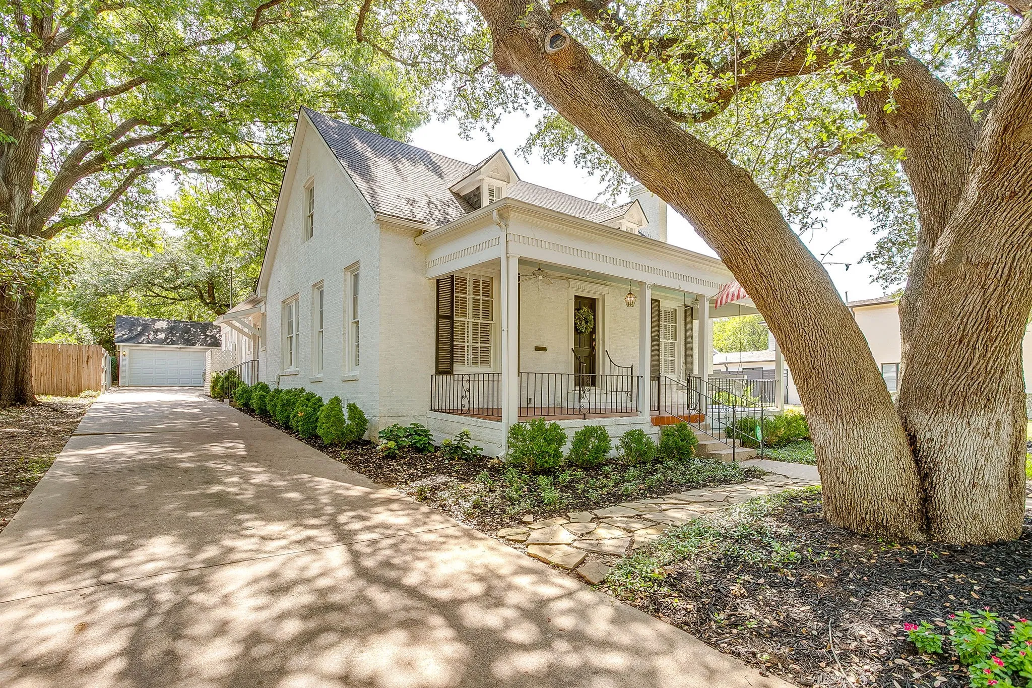 Single Family Residence For Sale in Tarrant County , 2553 Stadium Drive, Fort Worth, Texas 76109, 4 Bedroom, 3 Bathroom, 2 Garage spaces, 2,649 Sqft, built in 1935, mls#21350919, Real Estate Agent in Fort Worth, Homes For Sale in Tarrant county, Homes For Sale in Fort Worth, Realtor in Fort Worth Texas, Real Estate Brokerage Independent Realty Texas, Luminita Cordes Realtor