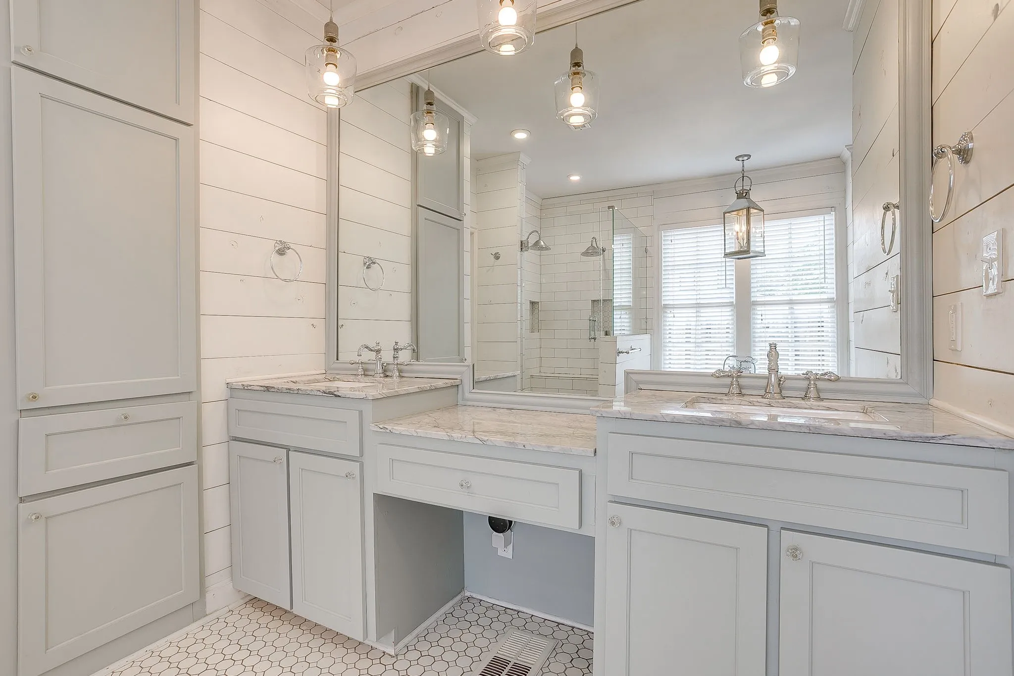 Single Family Residence For Sale in Tarrant County , 2553 Stadium Drive, Fort Worth, Texas 76109, 4 Bedroom, 3 Bathroom, 2 Garage spaces, 2,649 Sqft, built in 1935, mls#21350919, Real Estate Agent in Fort Worth, Homes For Sale in Tarrant county, Homes For Sale in Fort Worth, Realtor in Fort Worth Texas, Real Estate Brokerage Independent Realty Texas, Luminita Cordes Realtor