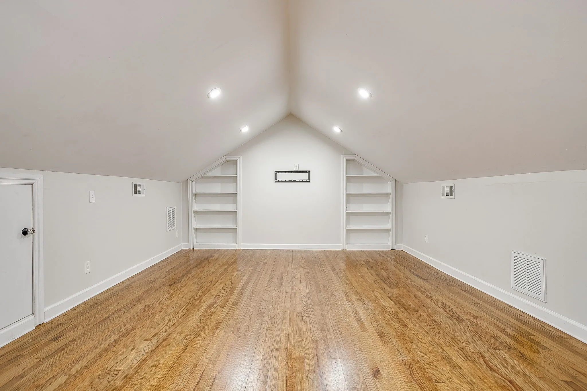 Single Family Residence For Sale in Tarrant County , 2553 Stadium Drive, Fort Worth, Texas 76109, 4 Bedroom, 3 Bathroom, 2 Garage spaces, 2,649 Sqft, built in 1935, mls#21350919, Real Estate Agent in Fort Worth, Homes For Sale in Tarrant county, Homes For Sale in Fort Worth, Realtor in Fort Worth Texas, Real Estate Brokerage Independent Realty Texas, Luminita Cordes Realtor
