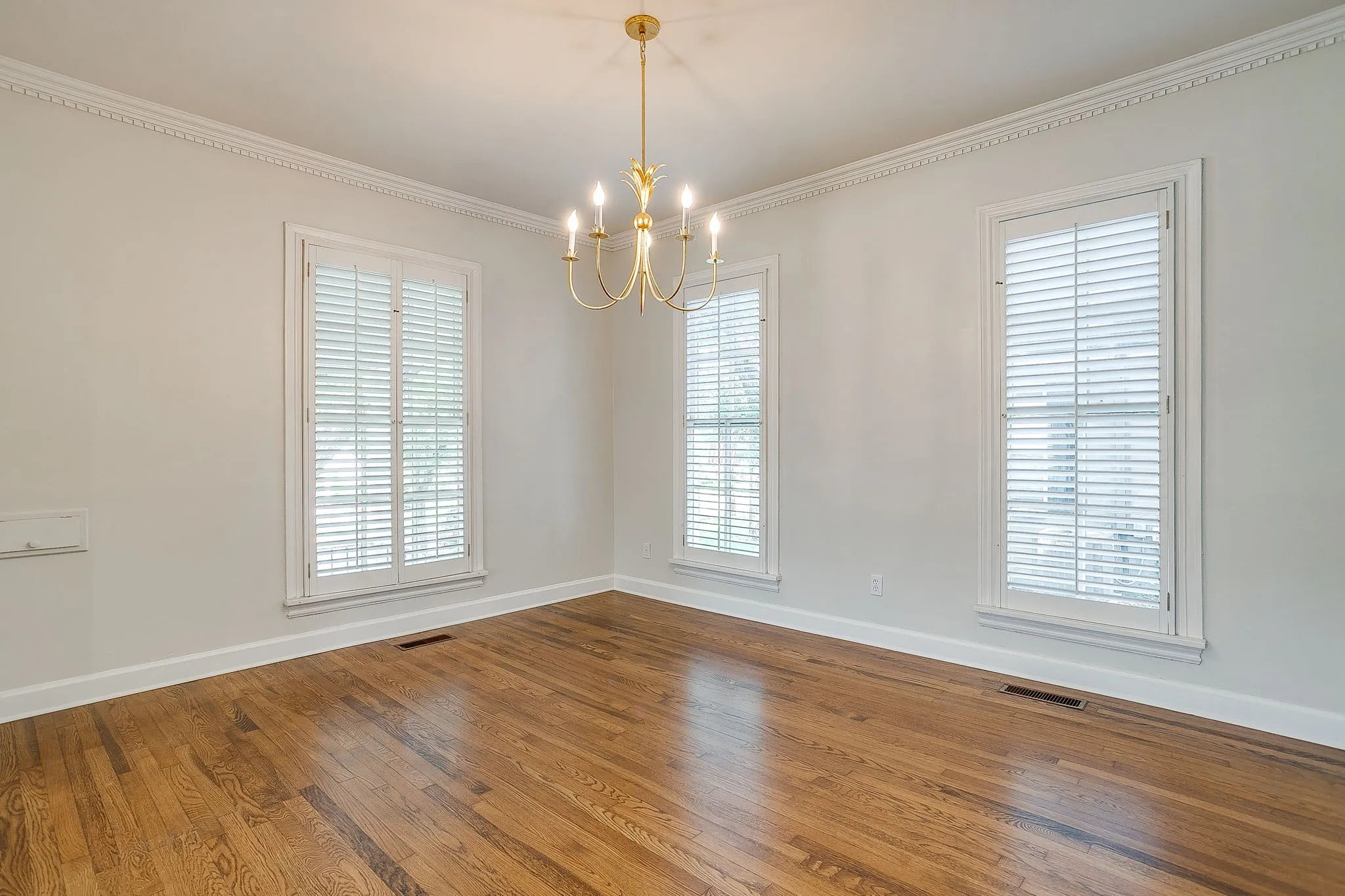 Single Family Residence For Sale in Tarrant County , 2553 Stadium Drive, Fort Worth, Texas 76109, 4 Bedroom, 3 Bathroom, 2 Garage spaces, 2,649 Sqft, built in 1935, mls#21350919, Real Estate Agent in Fort Worth, Homes For Sale in Tarrant county, Homes For Sale in Fort Worth, Realtor in Fort Worth Texas, Real Estate Brokerage Independent Realty Texas, Luminita Cordes Realtor