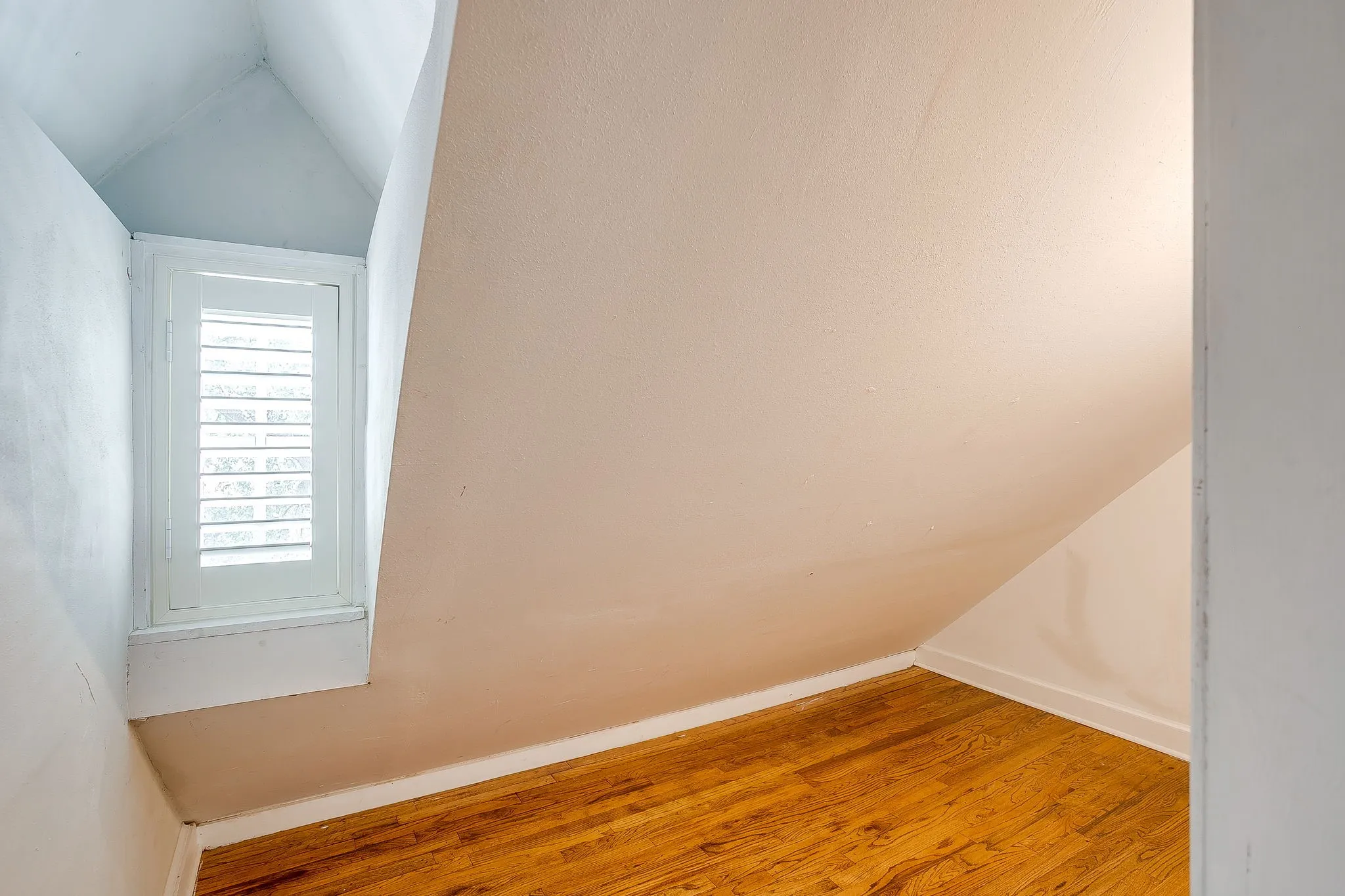 Single Family Residence For Sale in Tarrant County , 2553 Stadium Drive, Fort Worth, Texas 76109, 4 Bedroom, 3 Bathroom, 2 Garage spaces, 2,649 Sqft, built in 1935, mls#21350919, Real Estate Agent in Fort Worth, Homes For Sale in Tarrant county, Homes For Sale in Fort Worth, Realtor in Fort Worth Texas, Real Estate Brokerage Independent Realty Texas, Luminita Cordes Realtor