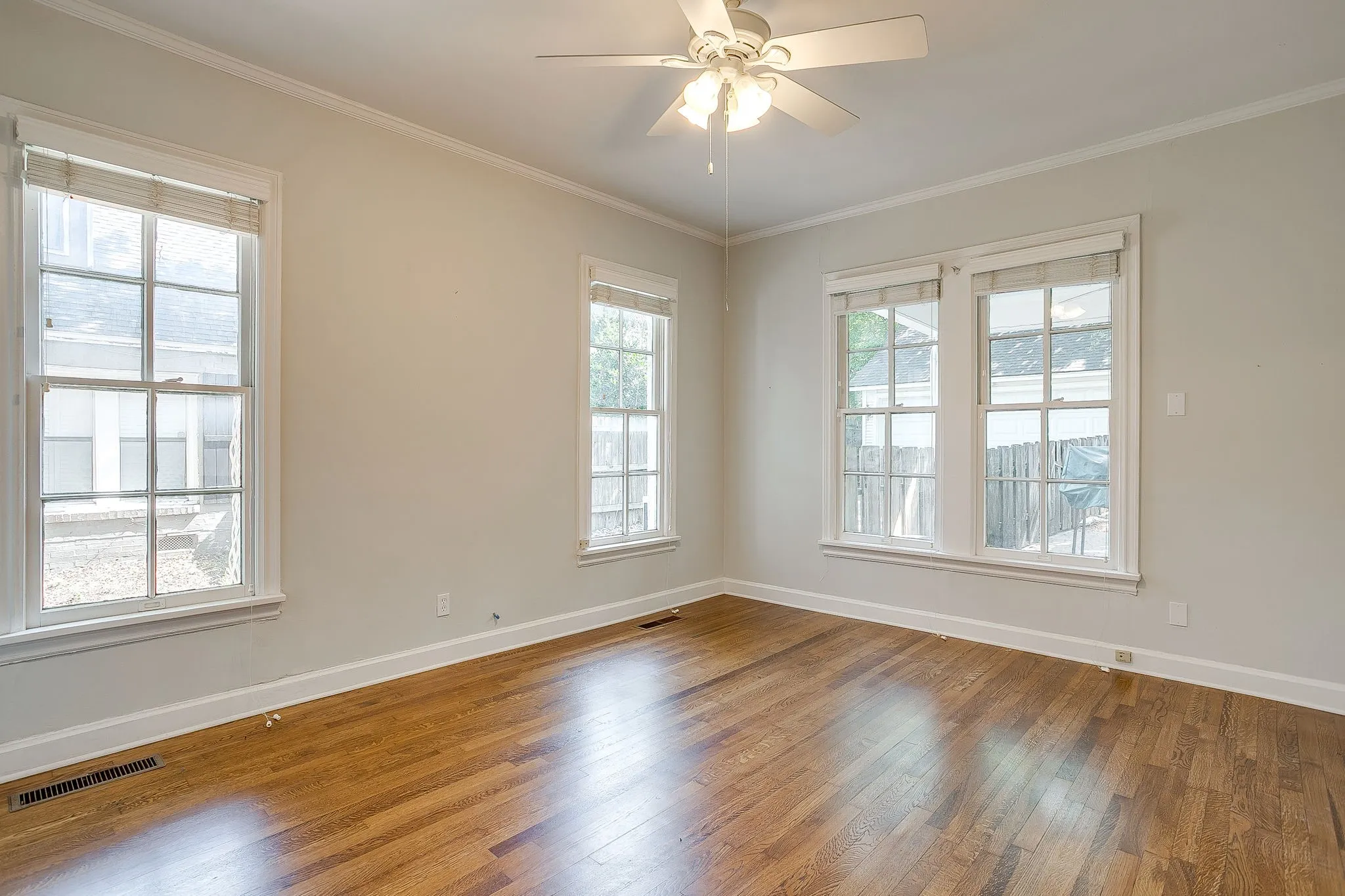 Single Family Residence For Sale in Tarrant County , 2553 Stadium Drive, Fort Worth, Texas 76109, 4 Bedroom, 3 Bathroom, 2 Garage spaces, 2,649 Sqft, built in 1935, mls#21350919, Real Estate Agent in Fort Worth, Homes For Sale in Tarrant county, Homes For Sale in Fort Worth, Realtor in Fort Worth Texas, Real Estate Brokerage Independent Realty Texas, Luminita Cordes Realtor
