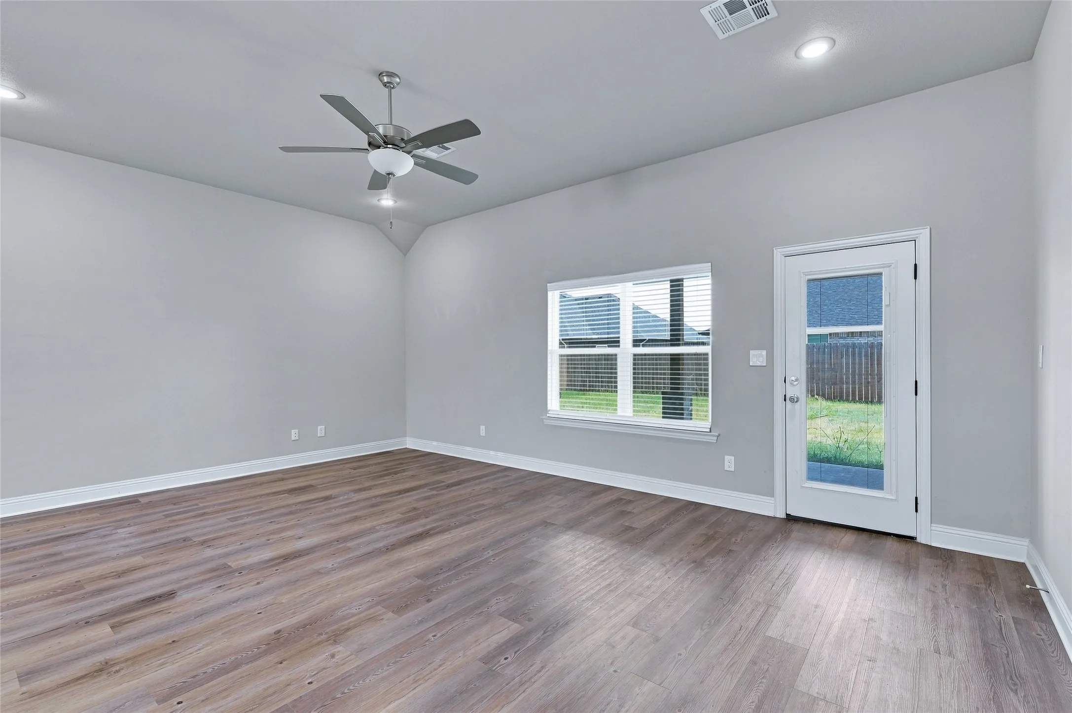 Single Family Residence For Sale in Grayson County , 2805 Tulip Drive, Sherman, Texas 75092, 3 Bedroom, 2 Bathroom, 2 Garage spaces, 1,575 Sqft, built in 2023, mls#21354699, Real Estate Agent in Sherman, Homes For Sale in Grayson county, Homes For Sale in Sherman, Realtor in Sherman Texas, Real Estate Brokerage Independent Realty Texas, Luminita Cordes Realtor