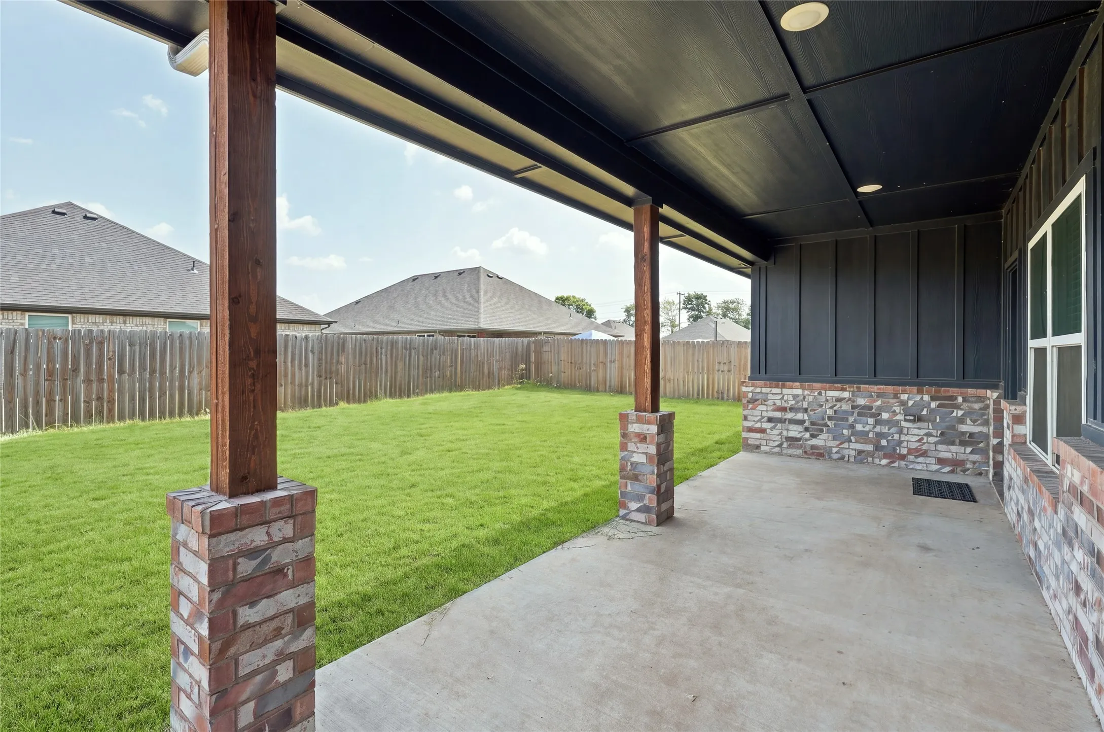 Single Family Residence For Sale in Grayson County , 2805 Tulip Drive, Sherman, Texas 75092, 3 Bedroom, 2 Bathroom, 2 Garage spaces, 1,575 Sqft, built in 2023, mls#21354699, Real Estate Agent in Sherman, Homes For Sale in Grayson county, Homes For Sale in Sherman, Realtor in Sherman Texas, Real Estate Brokerage Independent Realty Texas, Luminita Cordes Realtor