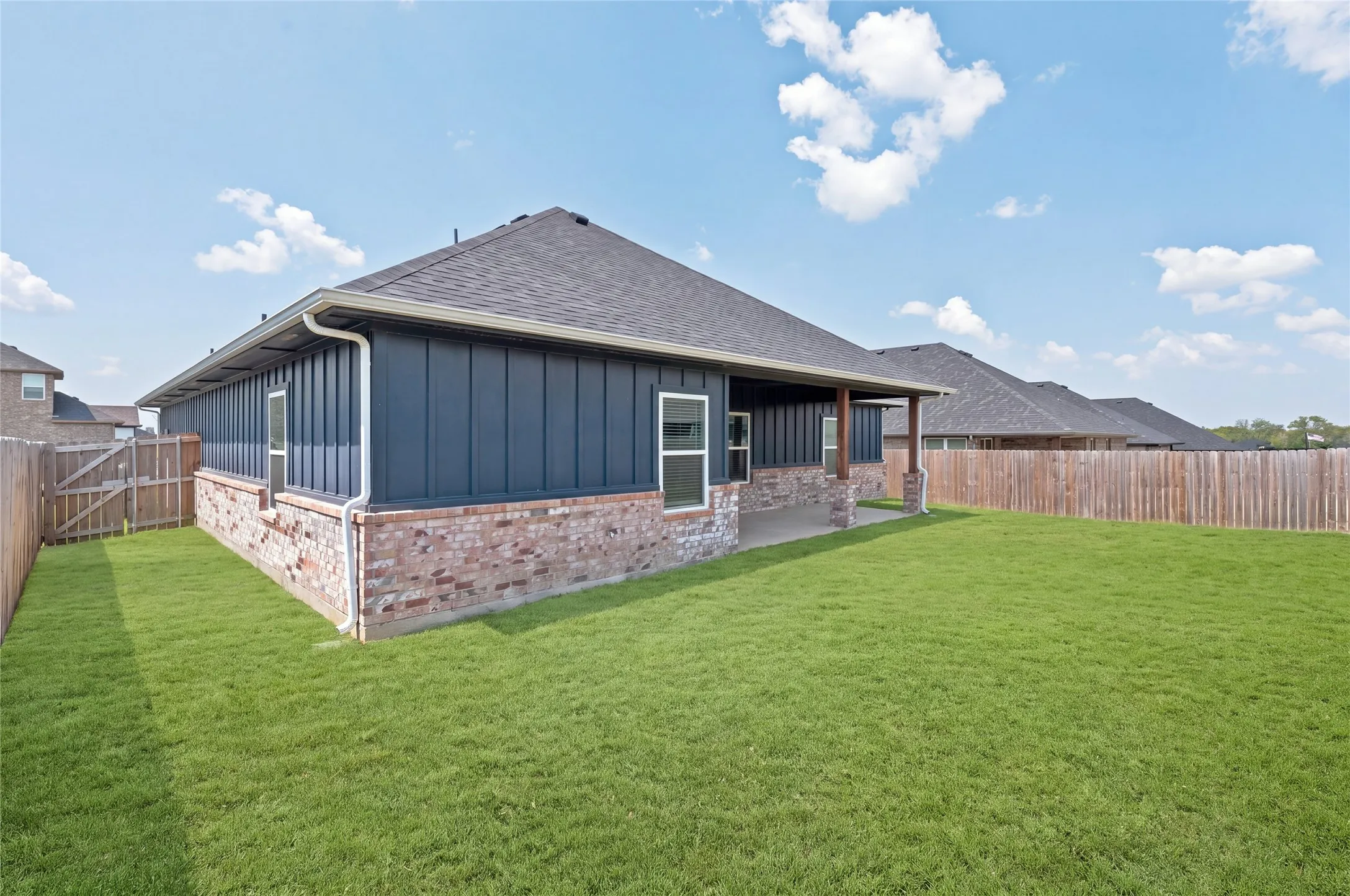 Single Family Residence For Sale in Grayson County , 2805 Tulip Drive, Sherman, Texas 75092, 3 Bedroom, 2 Bathroom, 2 Garage spaces, 1,575 Sqft, built in 2023, mls#21354699, Real Estate Agent in Sherman, Homes For Sale in Grayson county, Homes For Sale in Sherman, Realtor in Sherman Texas, Real Estate Brokerage Independent Realty Texas, Luminita Cordes Realtor