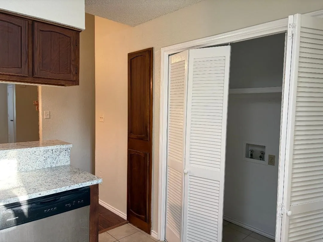 Duplex For Rent in Tarrant County , 2909 Kathleen Lane, Euless, Texas 76039, 2 Bedroom, 2 Bathroom, Garage spaces, 1,072 Sqft, built in 1983, mls#21354795, Real Estate Agent in Euless, Homes For Rent in Tarrant county, Homes For Rent in Euless, Realtor in Euless Texas, Real Estate Brokerage Independent Realty Texas, Luminita Cordes Realtor