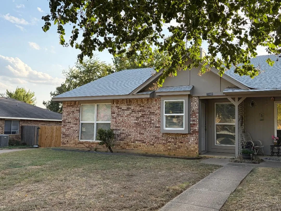 Duplex For Rent in Tarrant County , 2909 Kathleen Lane, Euless, Texas 76039, 2 Bedroom, 2 Bathroom, Garage spaces, 1,072 Sqft, built in 1983, mls#21354795, Real Estate Agent in Euless, Homes For Rent in Tarrant county, Homes For Rent in Euless, Realtor in Euless Texas, Real Estate Brokerage Independent Realty Texas, Luminita Cordes Realtor