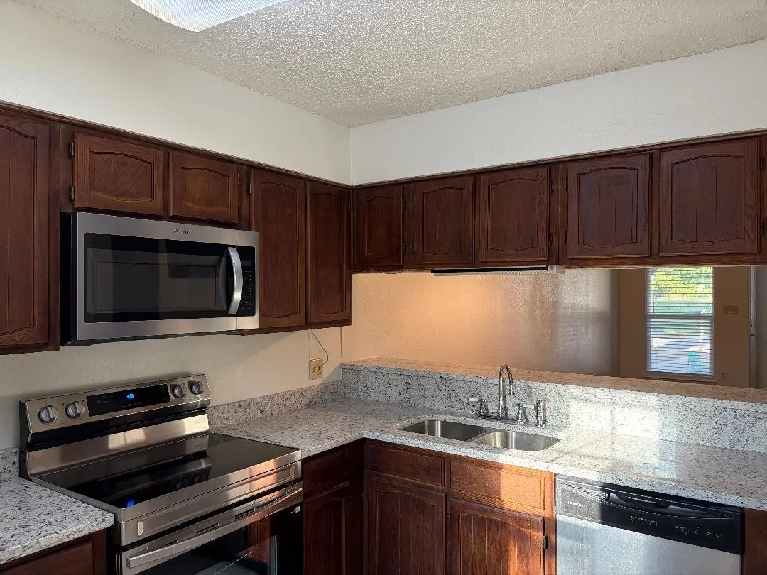 Duplex For Rent in Tarrant County , 2909 Kathleen Lane, Euless, Texas 76039, 2 Bedroom, 2 Bathroom, Garage spaces, 1,072 Sqft, built in 1983, mls#21354795, Real Estate Agent in Euless, Homes For Rent in Tarrant county, Homes For Rent in Euless, Realtor in Euless Texas, Real Estate Brokerage Independent Realty Texas, Luminita Cordes Realtor