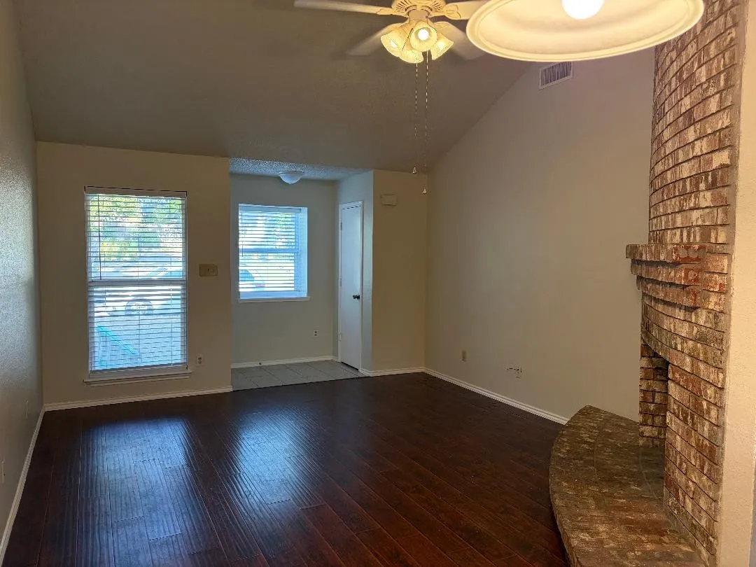 Duplex For Rent in Tarrant County , 2909 Kathleen Lane, Euless, Texas 76039, 2 Bedroom, 2 Bathroom, Garage spaces, 1,072 Sqft, built in 1983, mls#21354795, Real Estate Agent in Euless, Homes For Rent in Tarrant county, Homes For Rent in Euless, Realtor in Euless Texas, Real Estate Brokerage Independent Realty Texas, Luminita Cordes Realtor