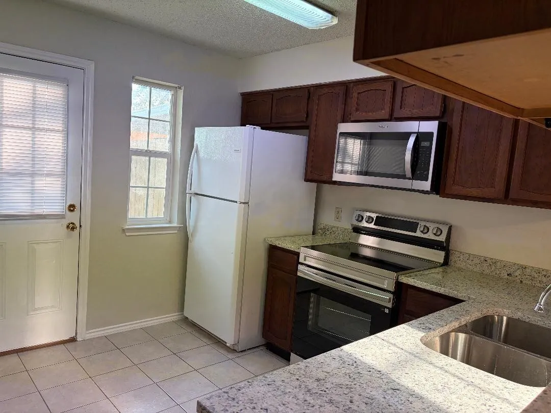 Duplex For Rent in Tarrant County , 2909 Kathleen Lane, Euless, Texas 76039, 2 Bedroom, 2 Bathroom, Garage spaces, 1,072 Sqft, built in 1983, mls#21354795, Real Estate Agent in Euless, Homes For Rent in Tarrant county, Homes For Rent in Euless, Realtor in Euless Texas, Real Estate Brokerage Independent Realty Texas, Luminita Cordes Realtor