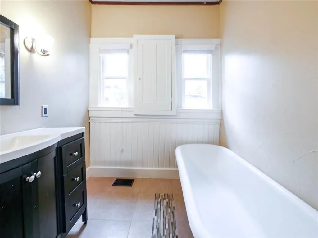 Single Family Residence For Rent in Dallas County , 4616 Swiss Avenue, Dallas, Texas 75204, 2 Bedrooms, 2 Bathrooms, Garage spaces, 1,926 Sqft, built in 1918, Price $2,800, mls#21354815, Real Estate Agent in Dallas, Homes For Rent in Dallas county, Homes For Rent in Dallas, Realtor in Dallas Texas, Real Estate Brokerage Independent Realty Texas, Luminita Cordes Realtor