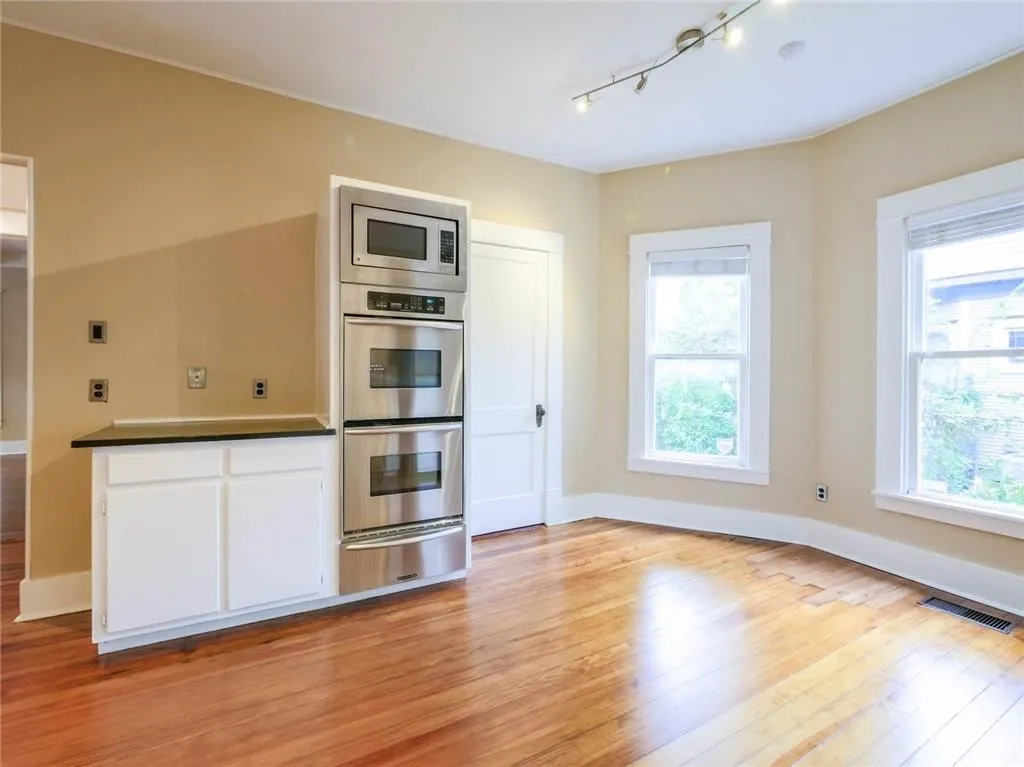 Single Family Residence For Rent in Dallas County , 4616 Swiss Avenue, Dallas, Texas 75204, 2 Bedrooms, 2 Bathrooms, Garage spaces, 1,926 Sqft, built in 1918, Price $2,800, mls#21354815, Real Estate Agent in Dallas, Homes For Rent in Dallas county, Homes For Rent in Dallas, Realtor in Dallas Texas, Real Estate Brokerage Independent Realty Texas, Luminita Cordes Realtor